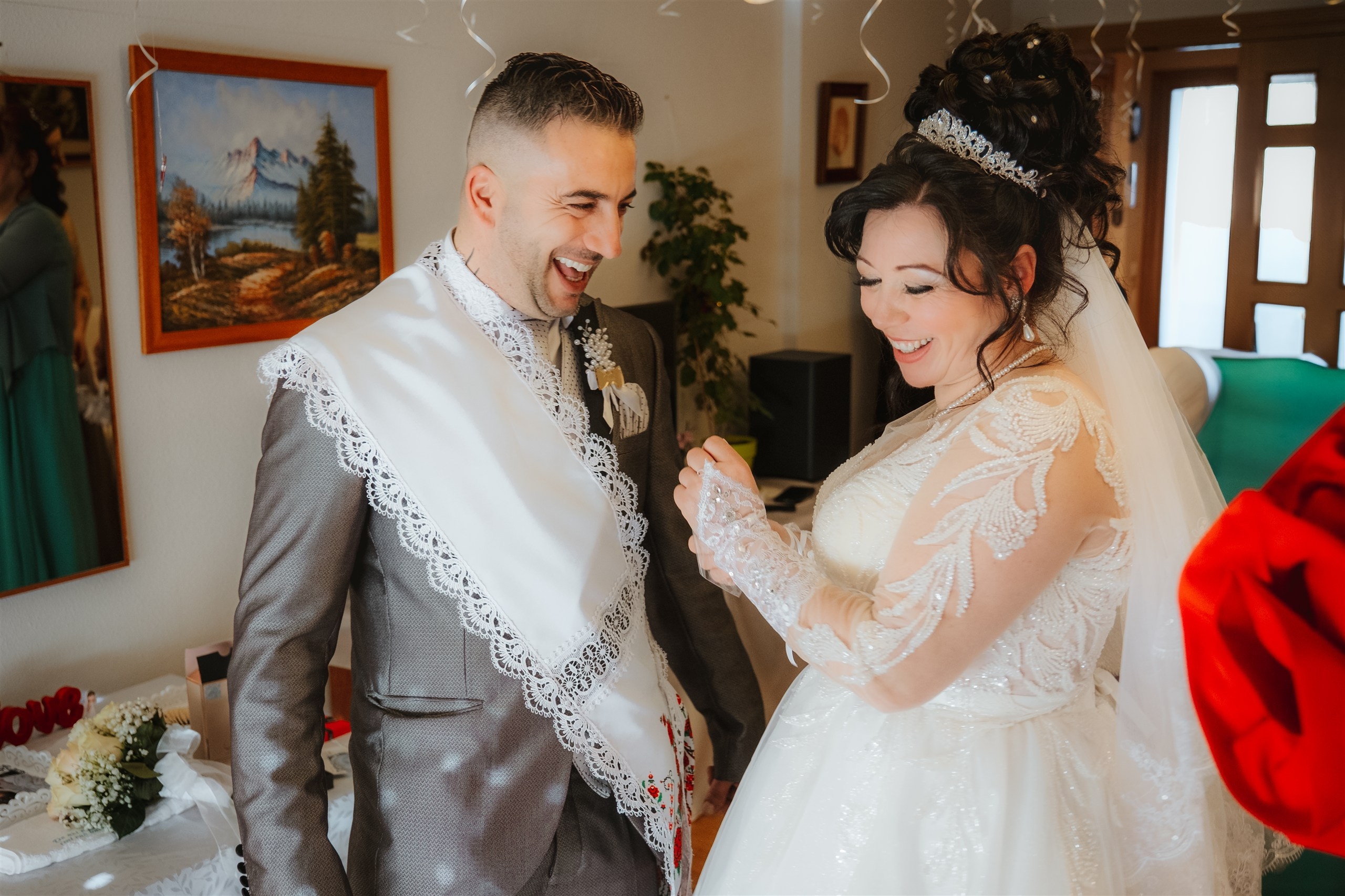 Mariana con un invitado que lleva la banda tradicional en el salón de casa