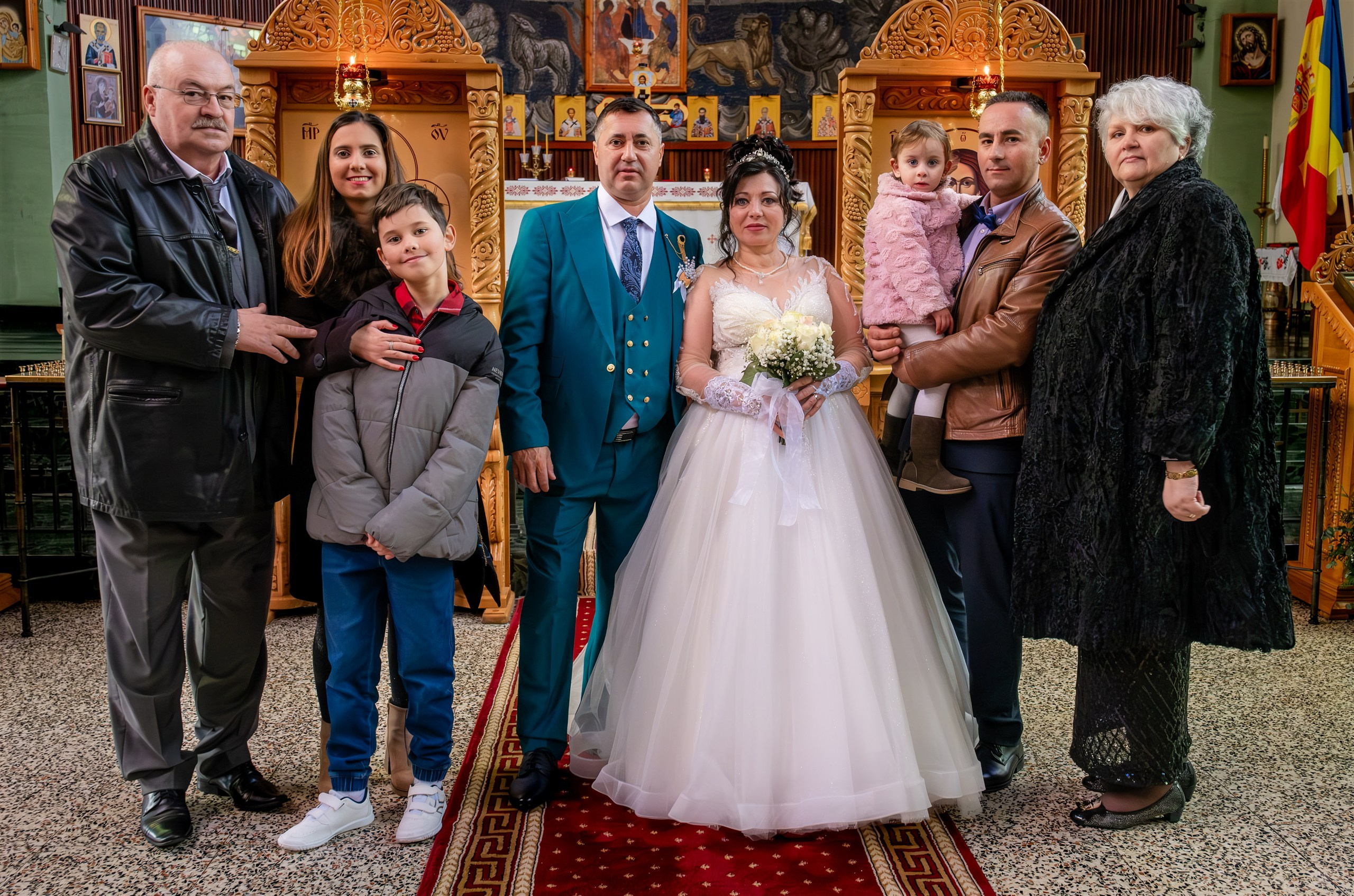 Los novios con familiares y amigos dentro de la iglesia