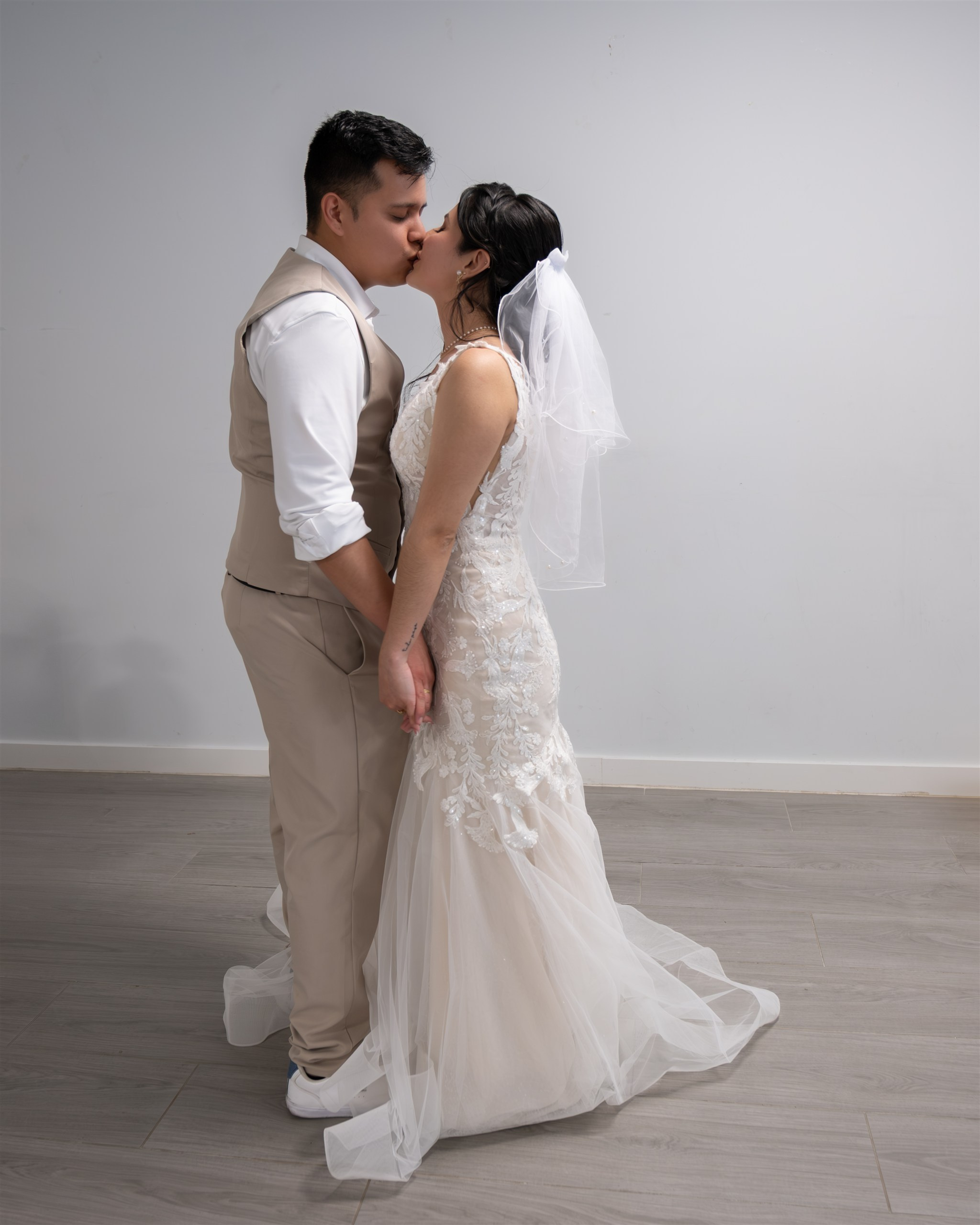 Beso de los novios durante el baile