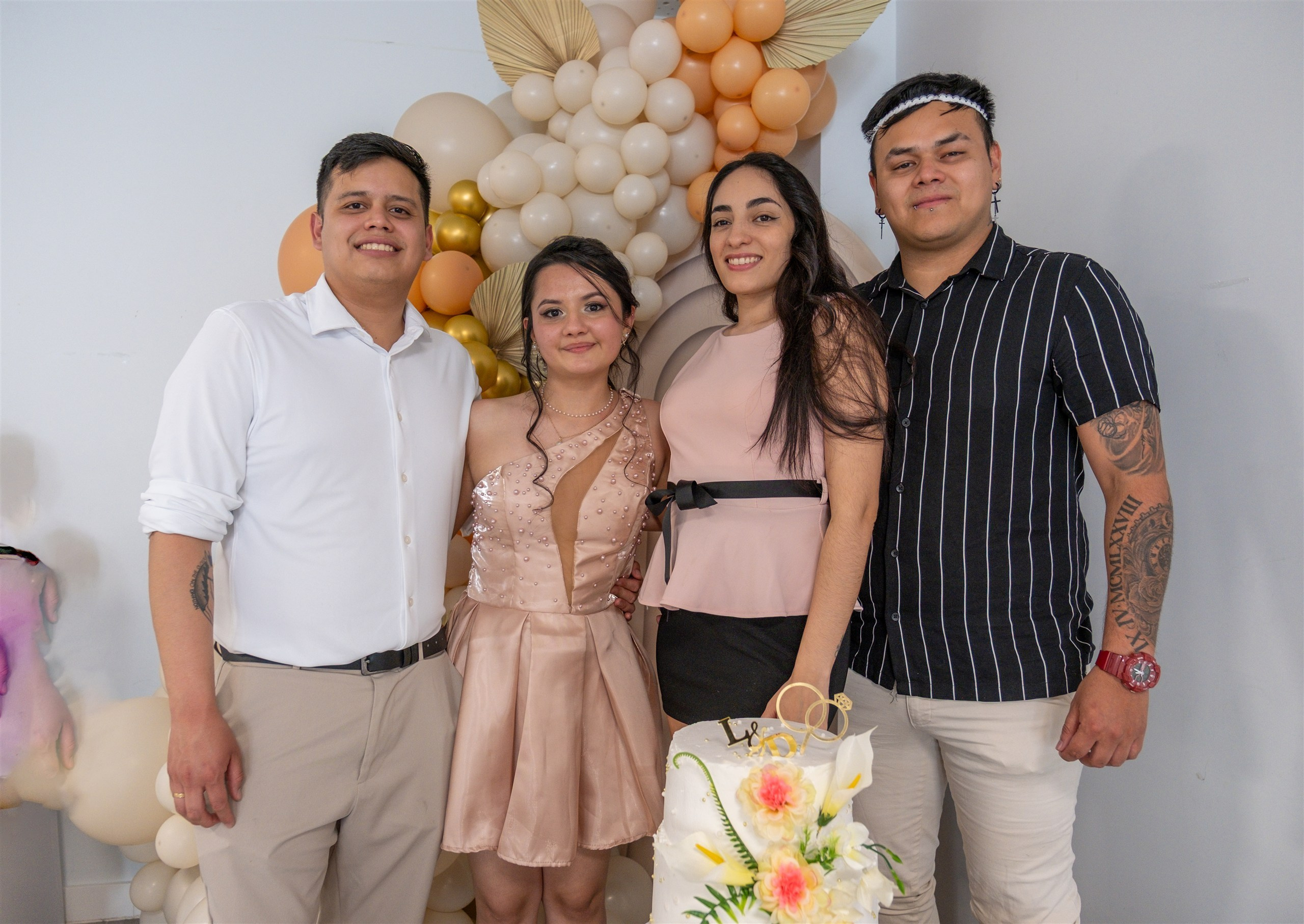 Los novios con amigos junto a la tarta