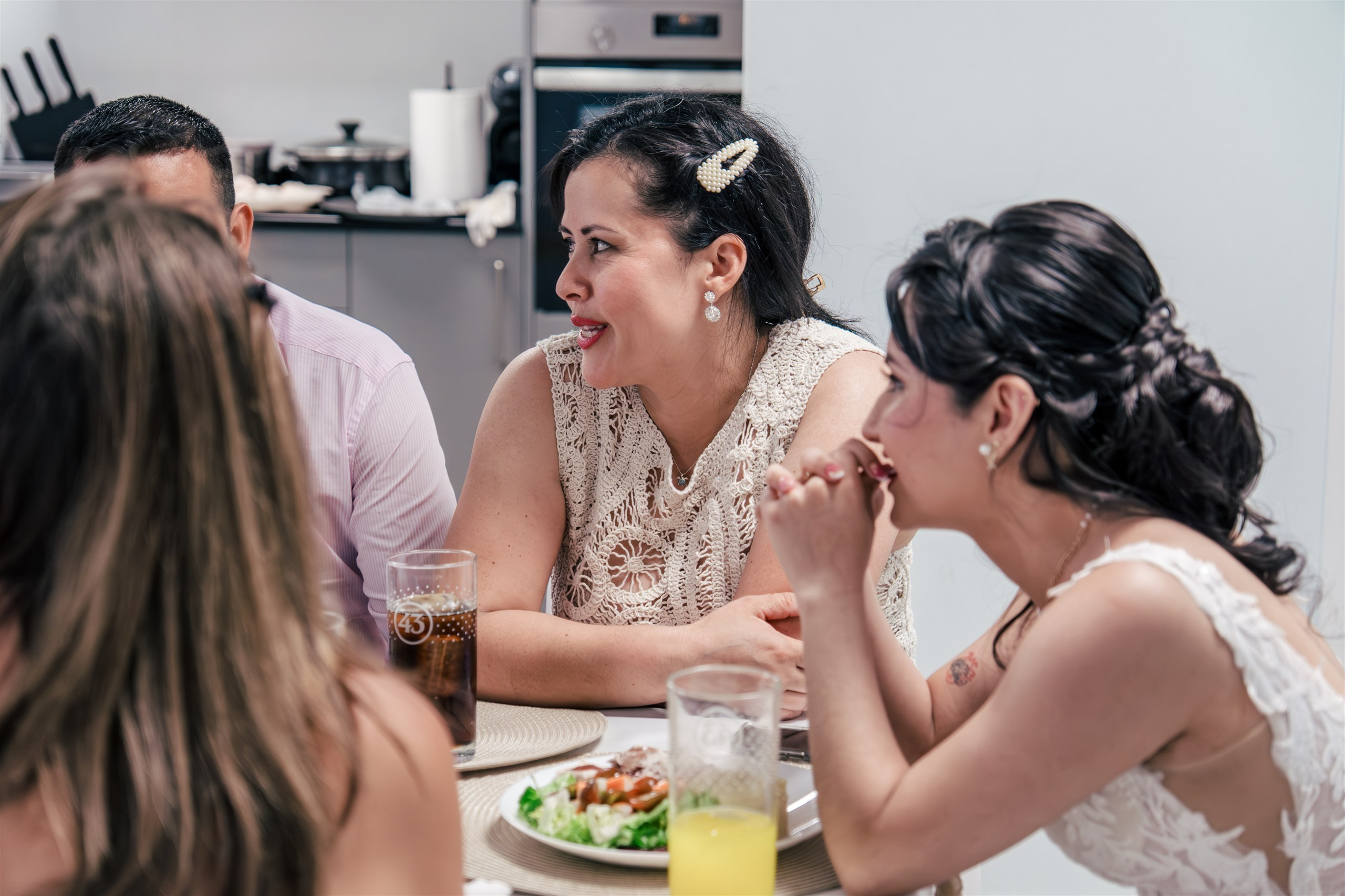 La novia riendo con invitadas durante la celebración