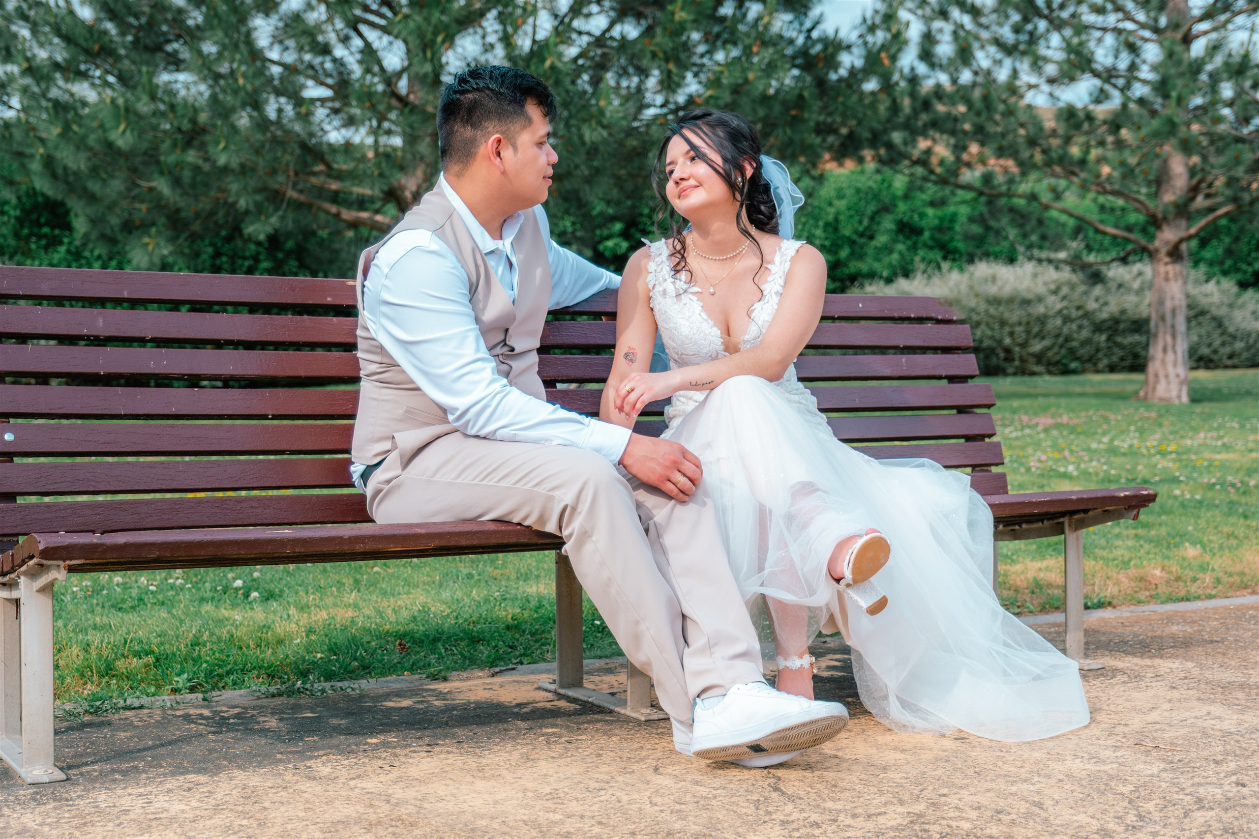 Los novios sentados en un banco del parque