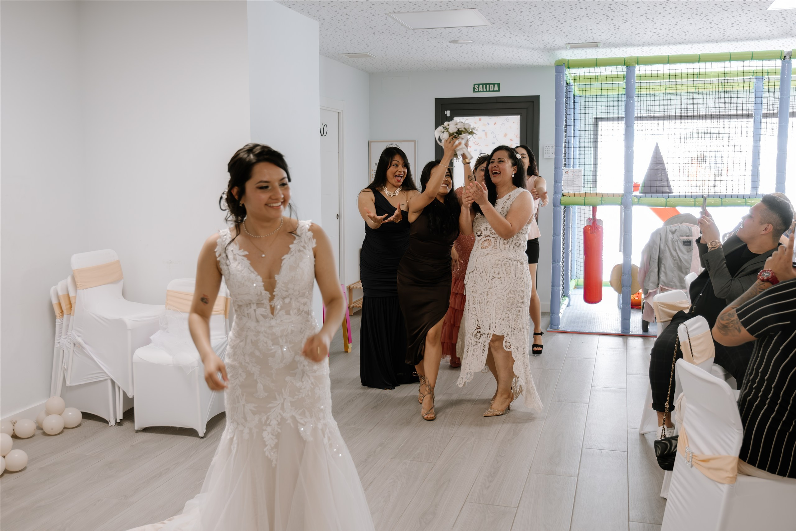 La novia lanzando el ramo a las invitadas