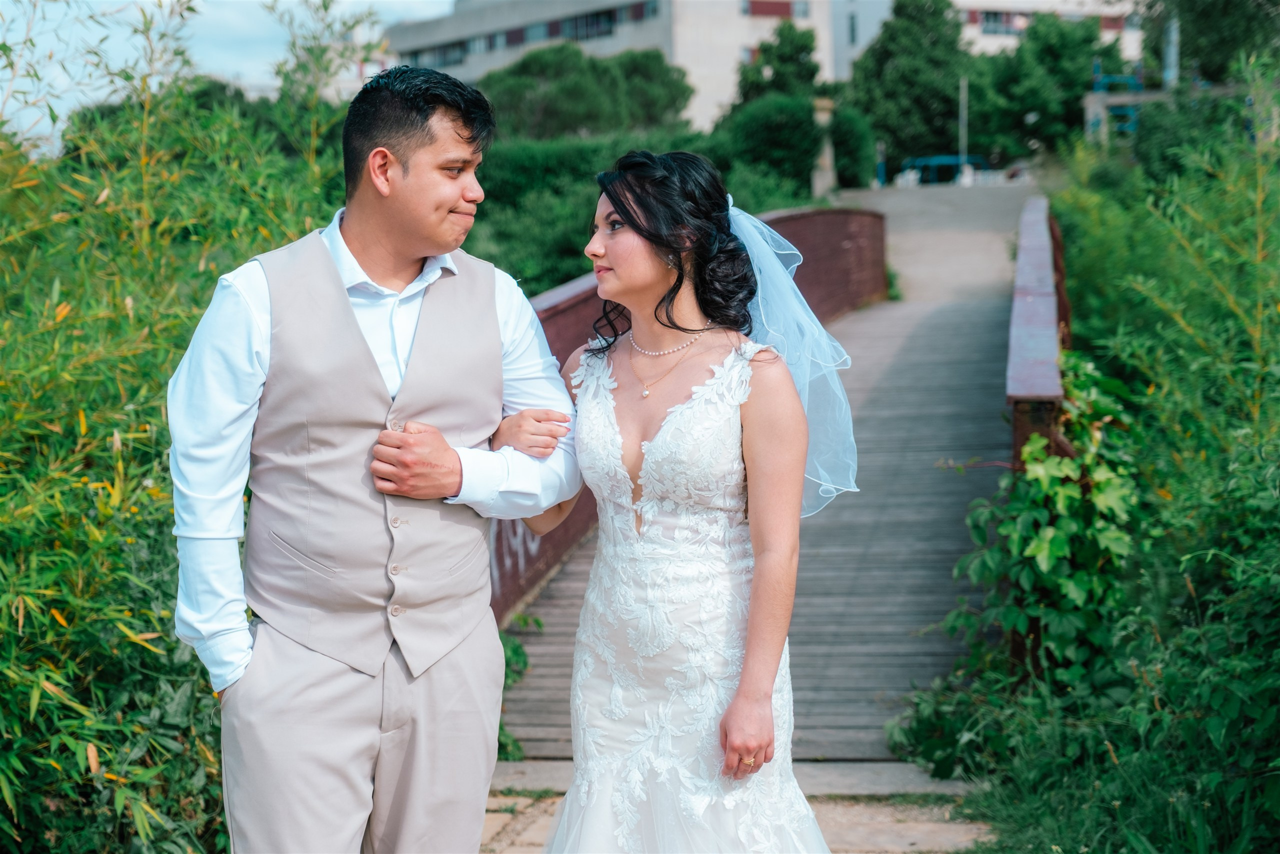 Los novios juntos en una pasarela del parque