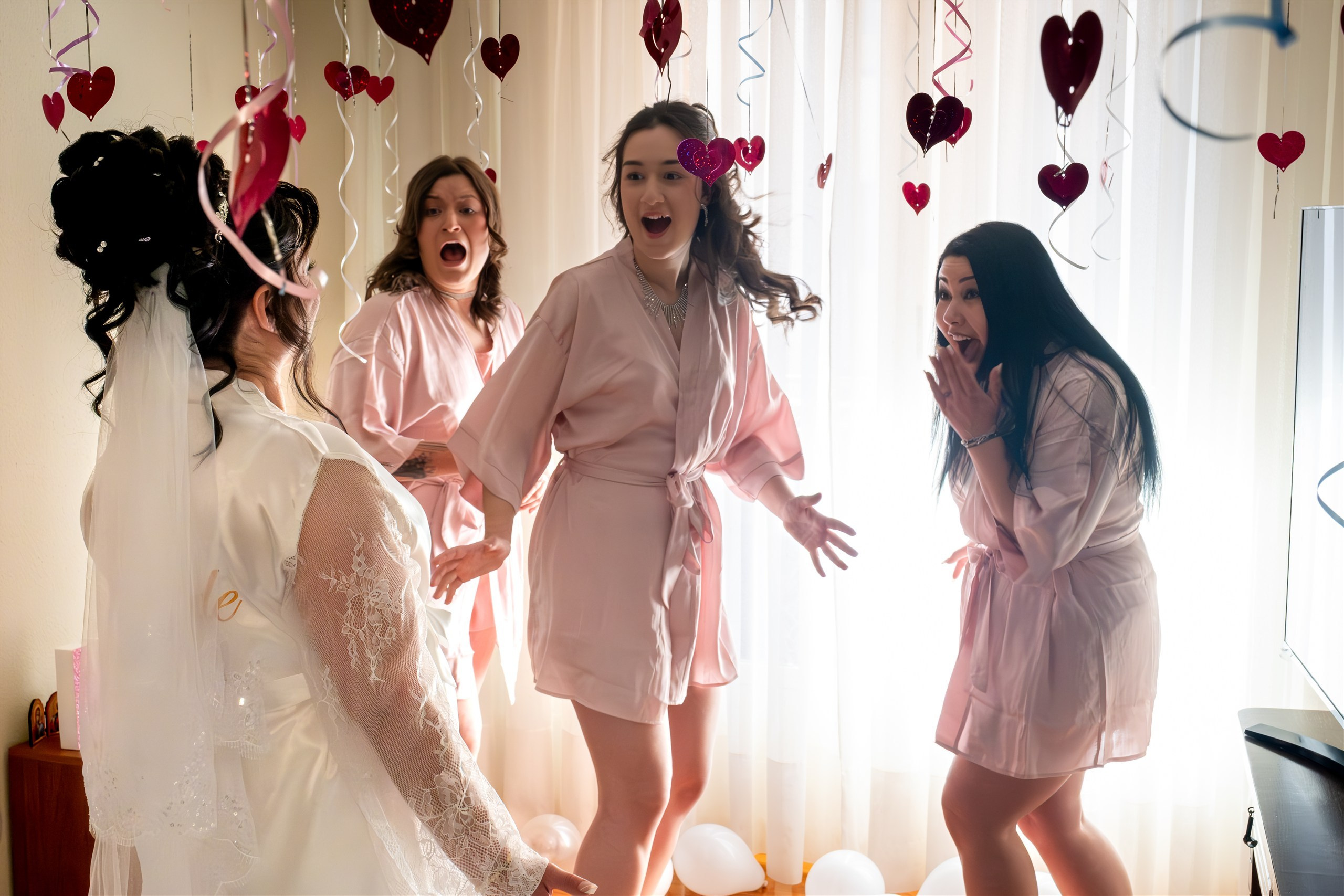 Mariana y sus damas de honor sorprendidas y bailando durante los preparativos