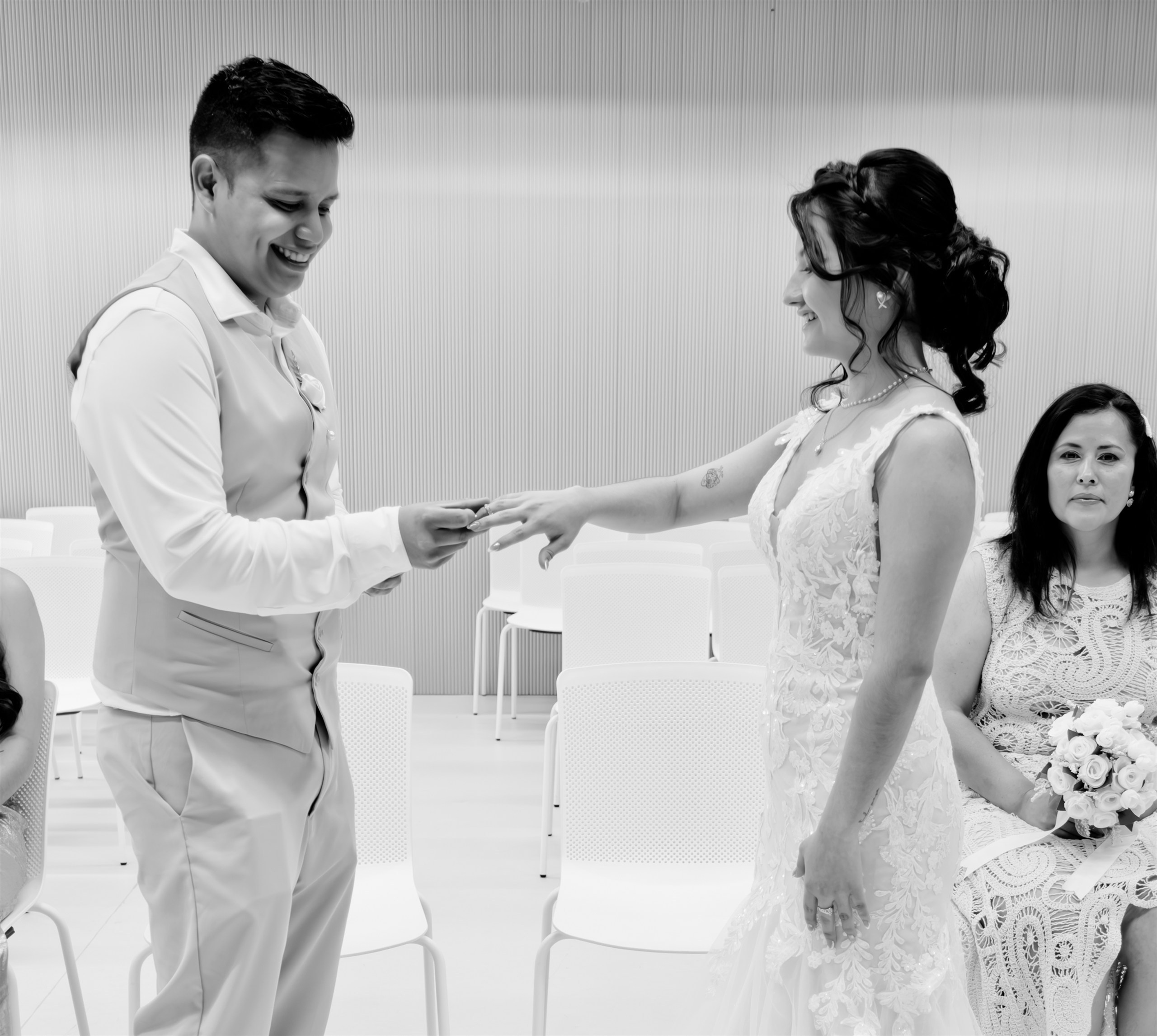 Intercambio de anillos durante la ceremonia civil, en blanco y negro
