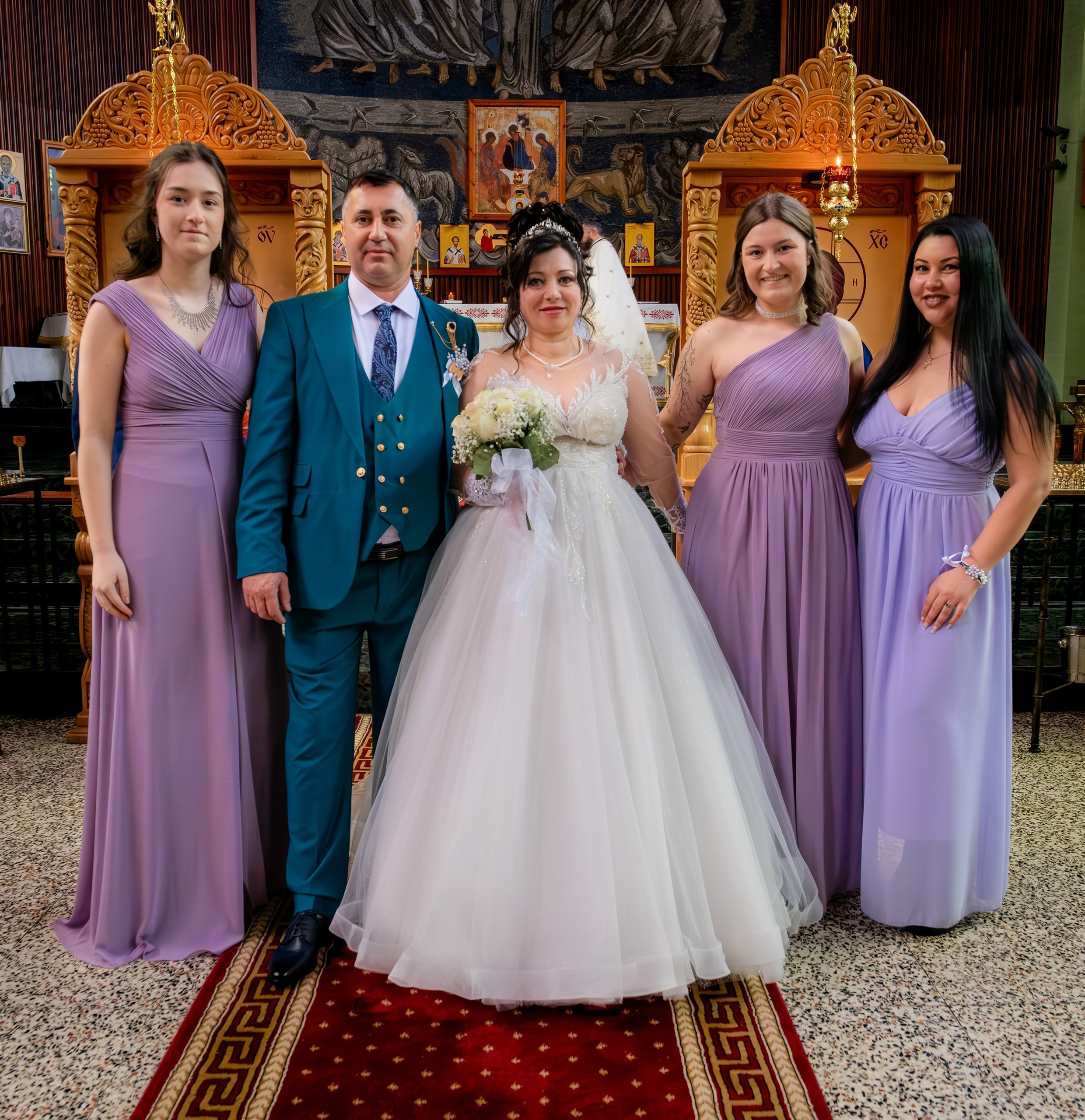 Mariana y Adrián con las damas de honor en la iglesia