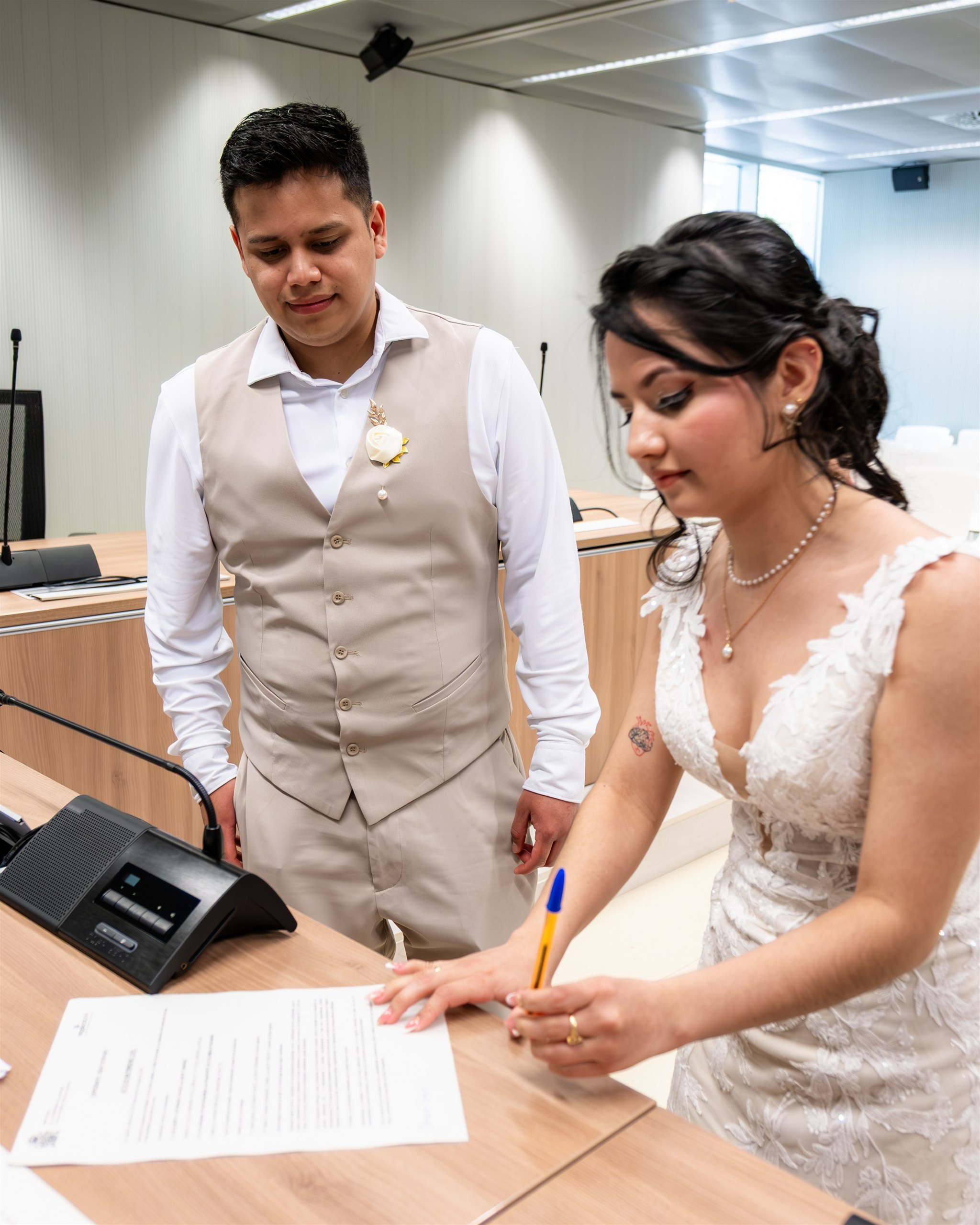 Los novios firmando el acta durante la ceremonia civil