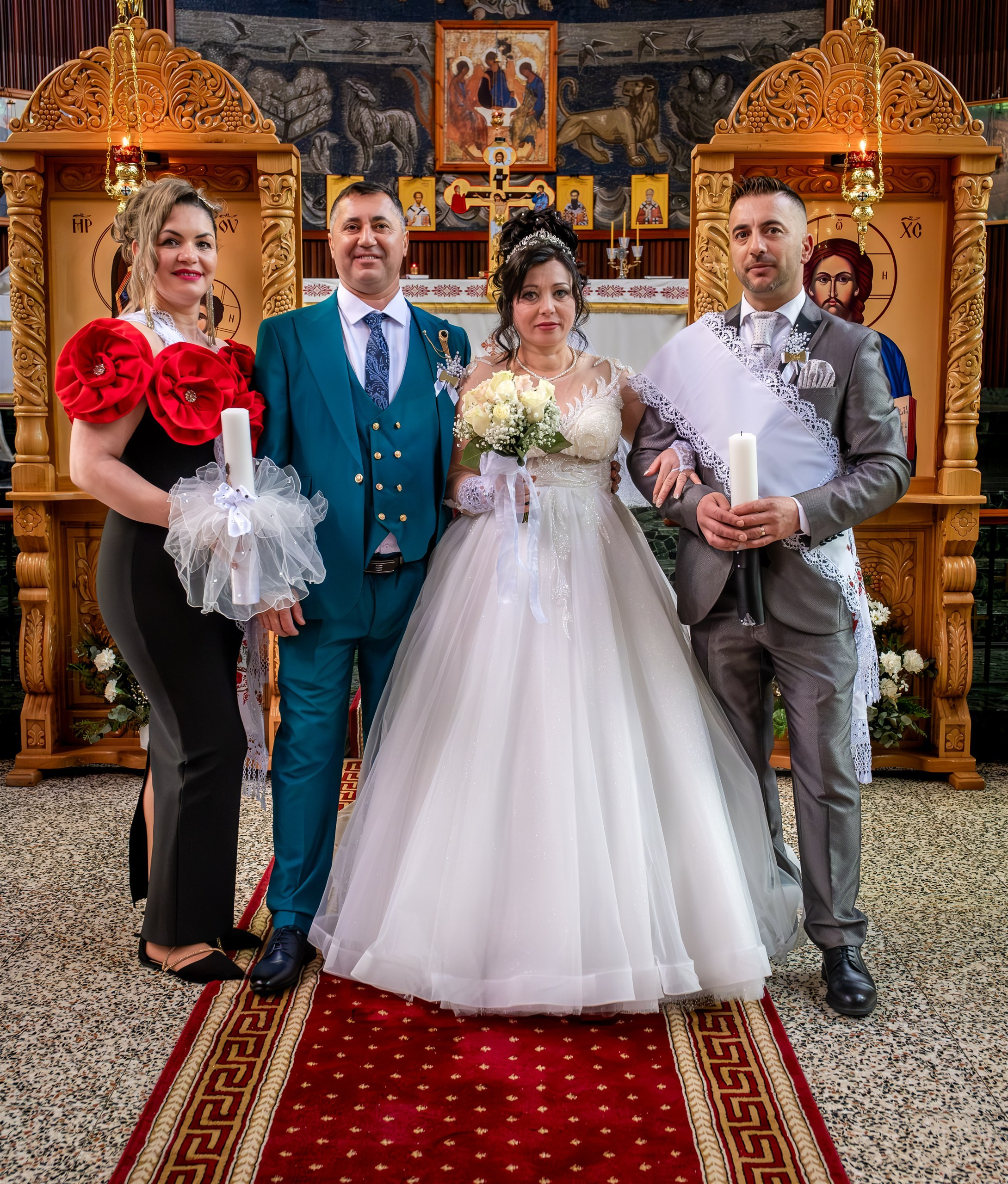 Foto de grupo de los novios con los padrinos en la iglesia de Logroño