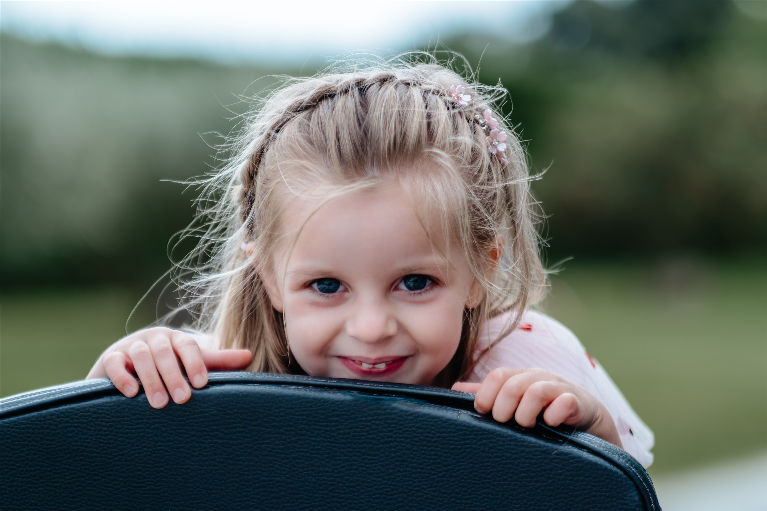 Retrato cercano de una niña sonriendo