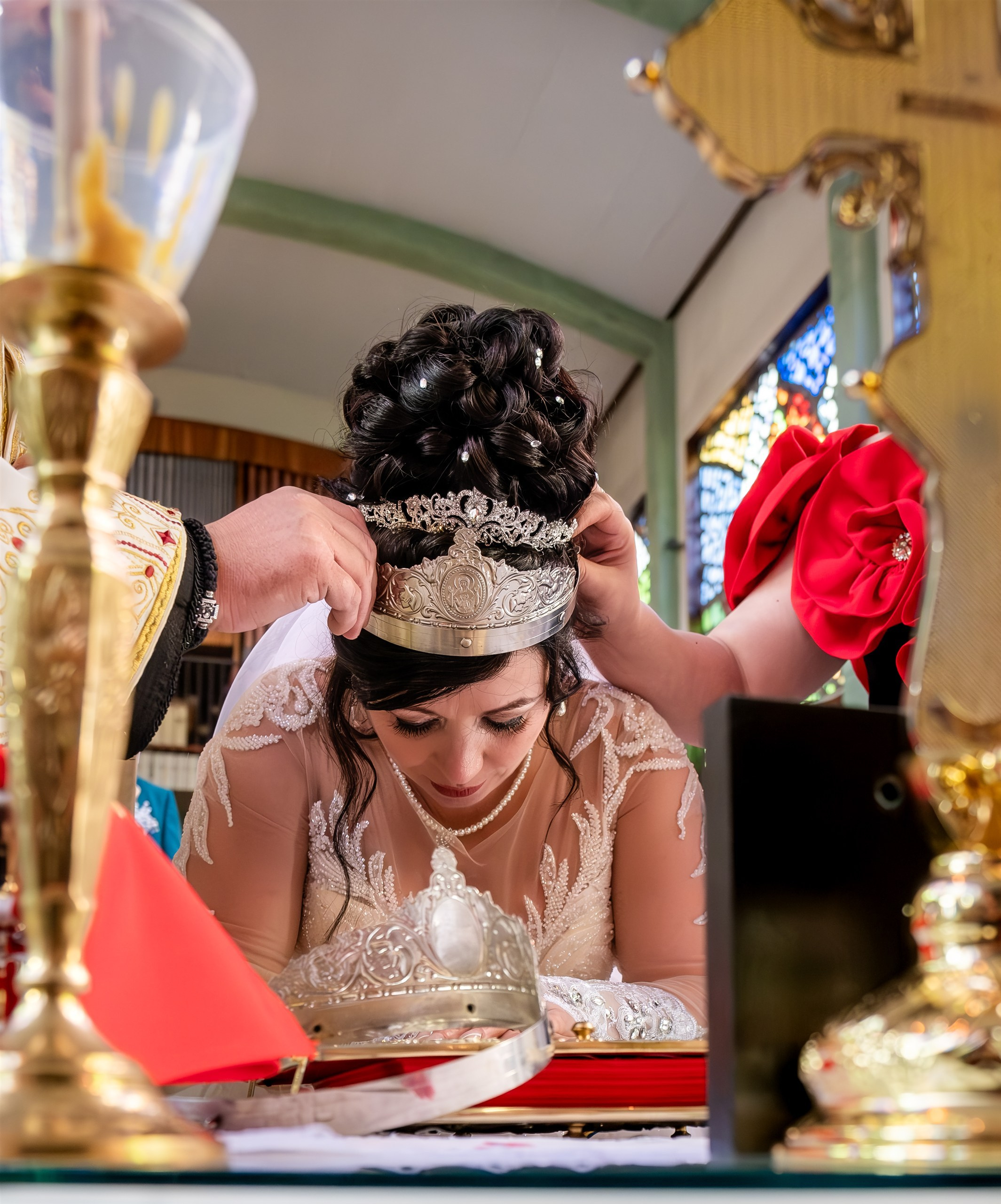 Mariana con la corona nupcial durante la ceremonia ortodoxa