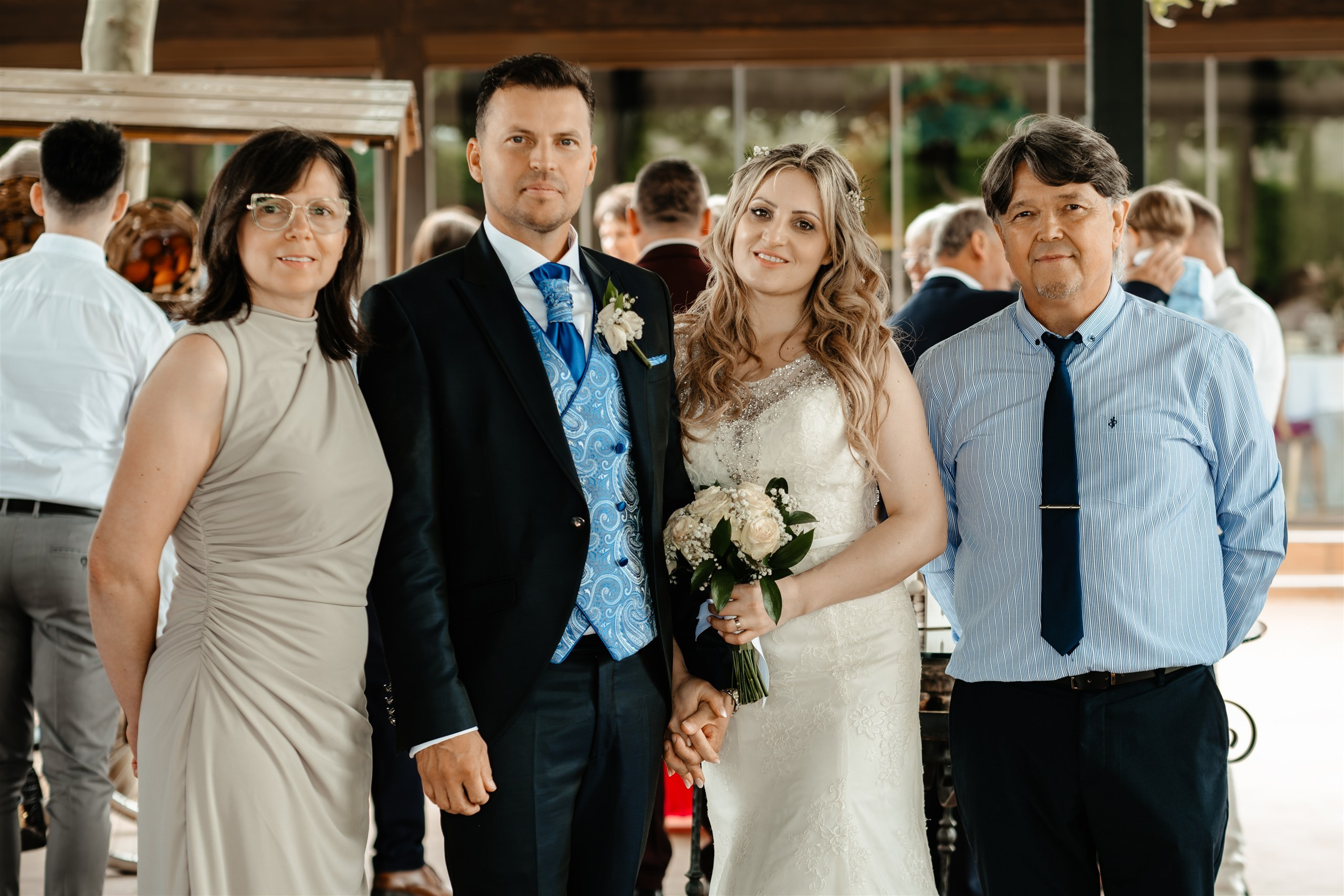 Los novios posando con familiares