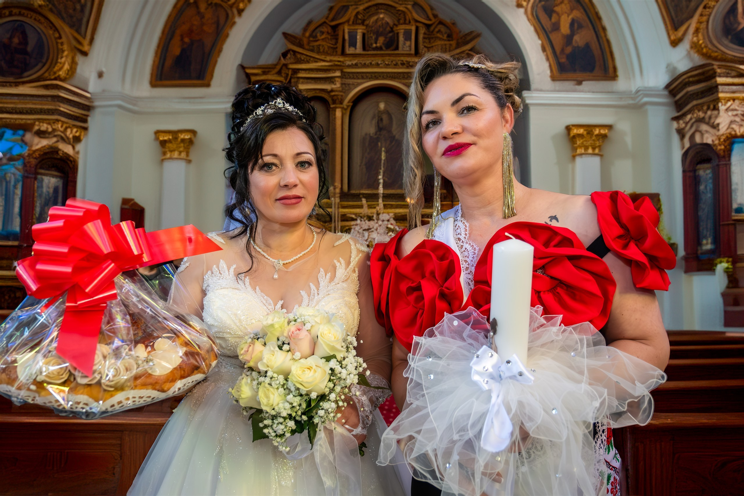 Mariana con la vela de boda dentro de la iglesia de Logroño