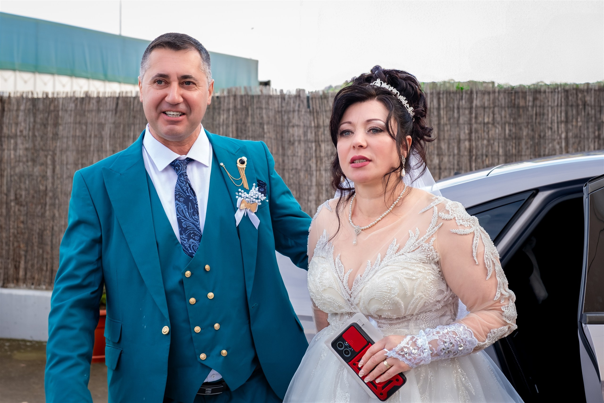 Mariana y Adrián junto al coche de boda en Logroño