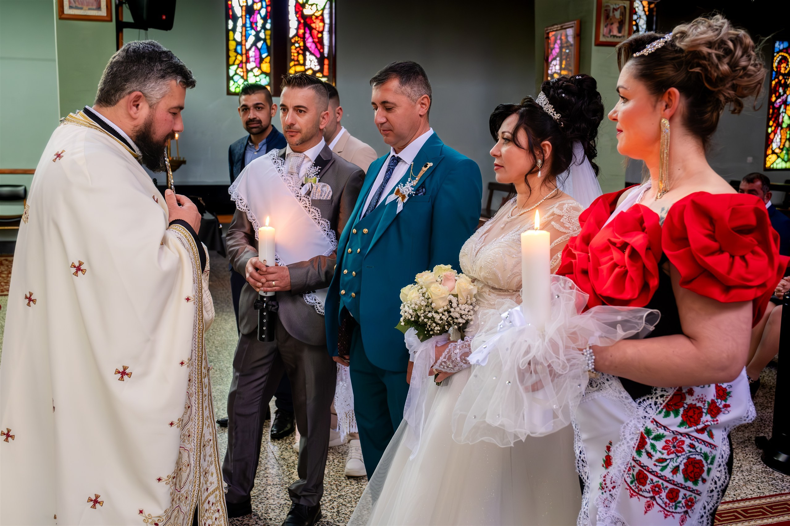 Los novios con el sacerdote y los padrinos durante la ceremonia en Logroño