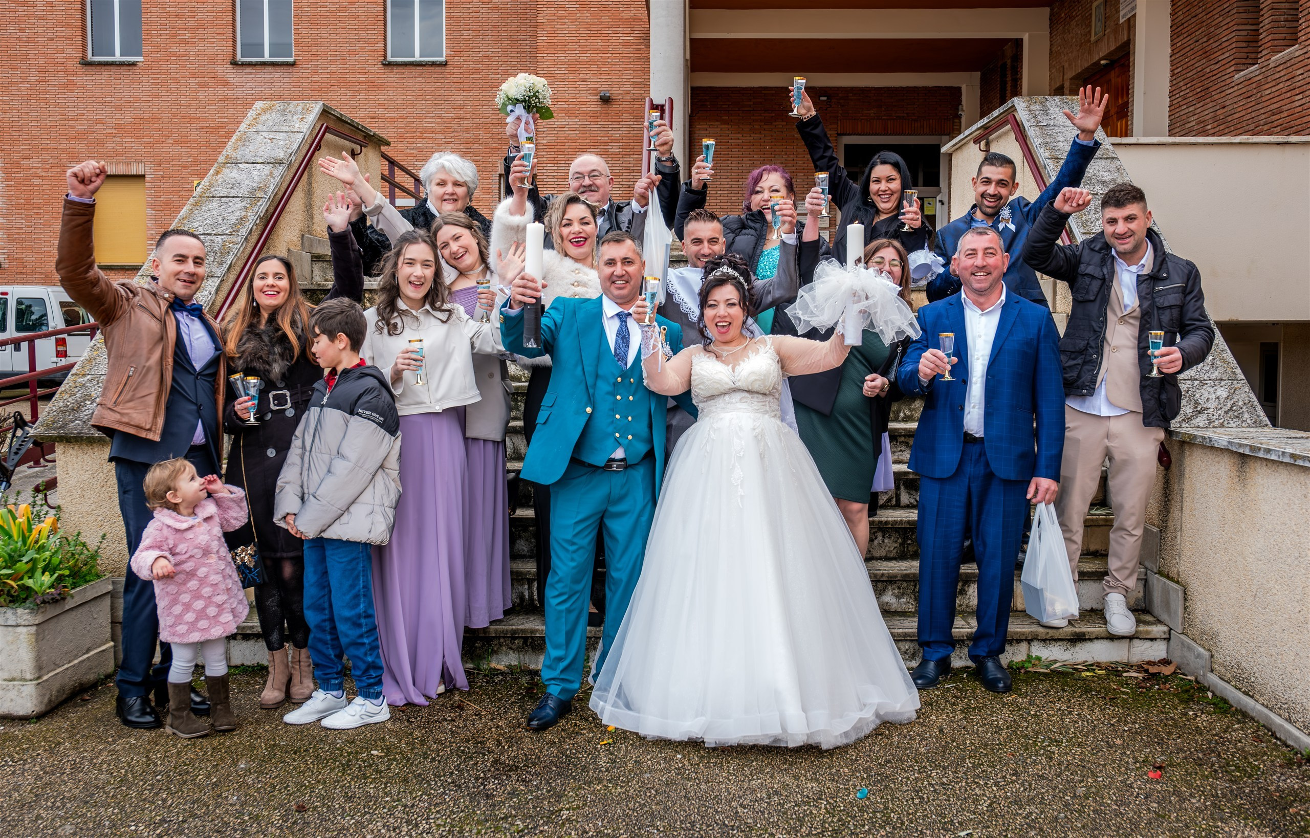 Mariana y Adrián celebrando con todos los invitados a la salida de la iglesia
