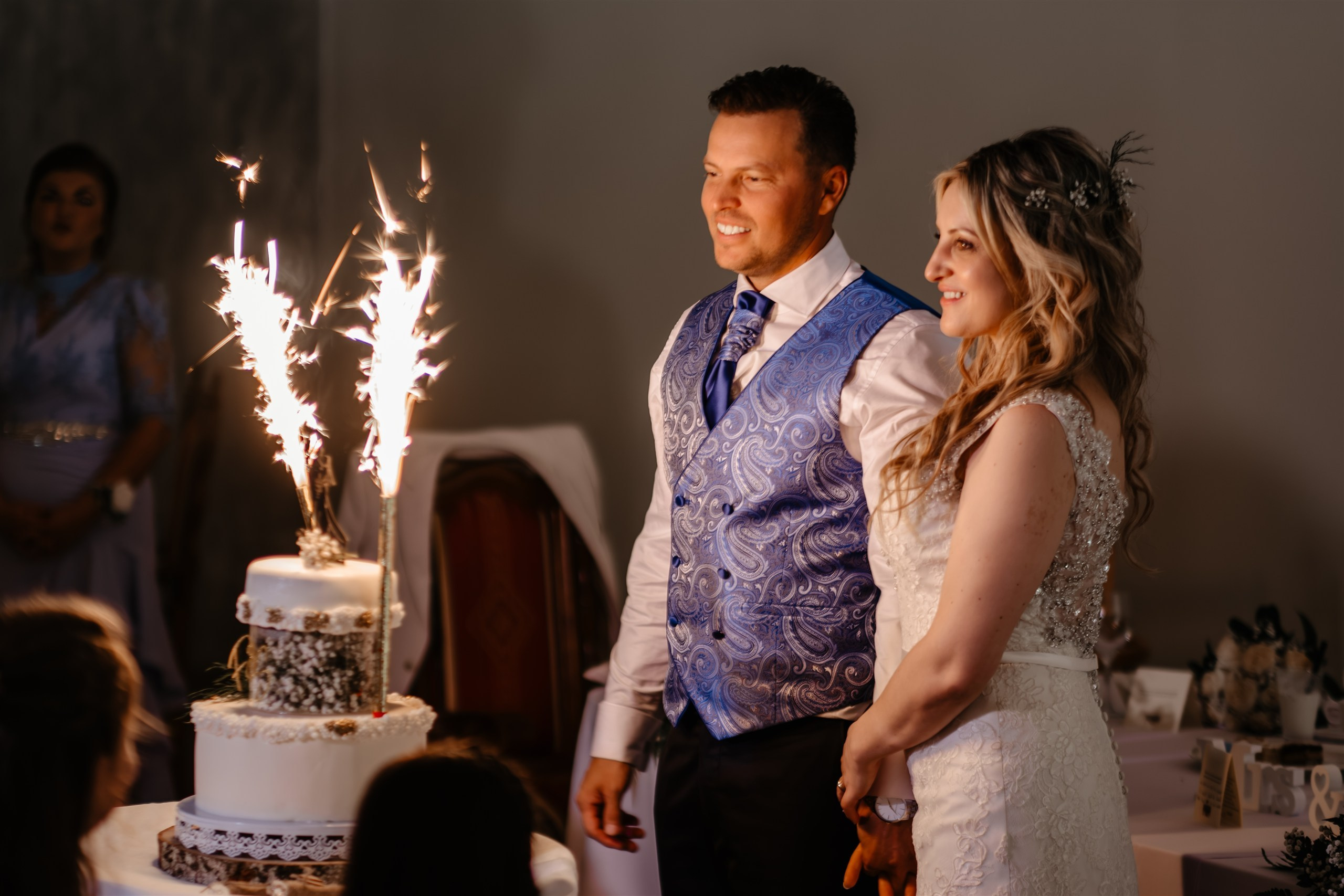 Los novios con las bengalas de la tarta durante la celebración