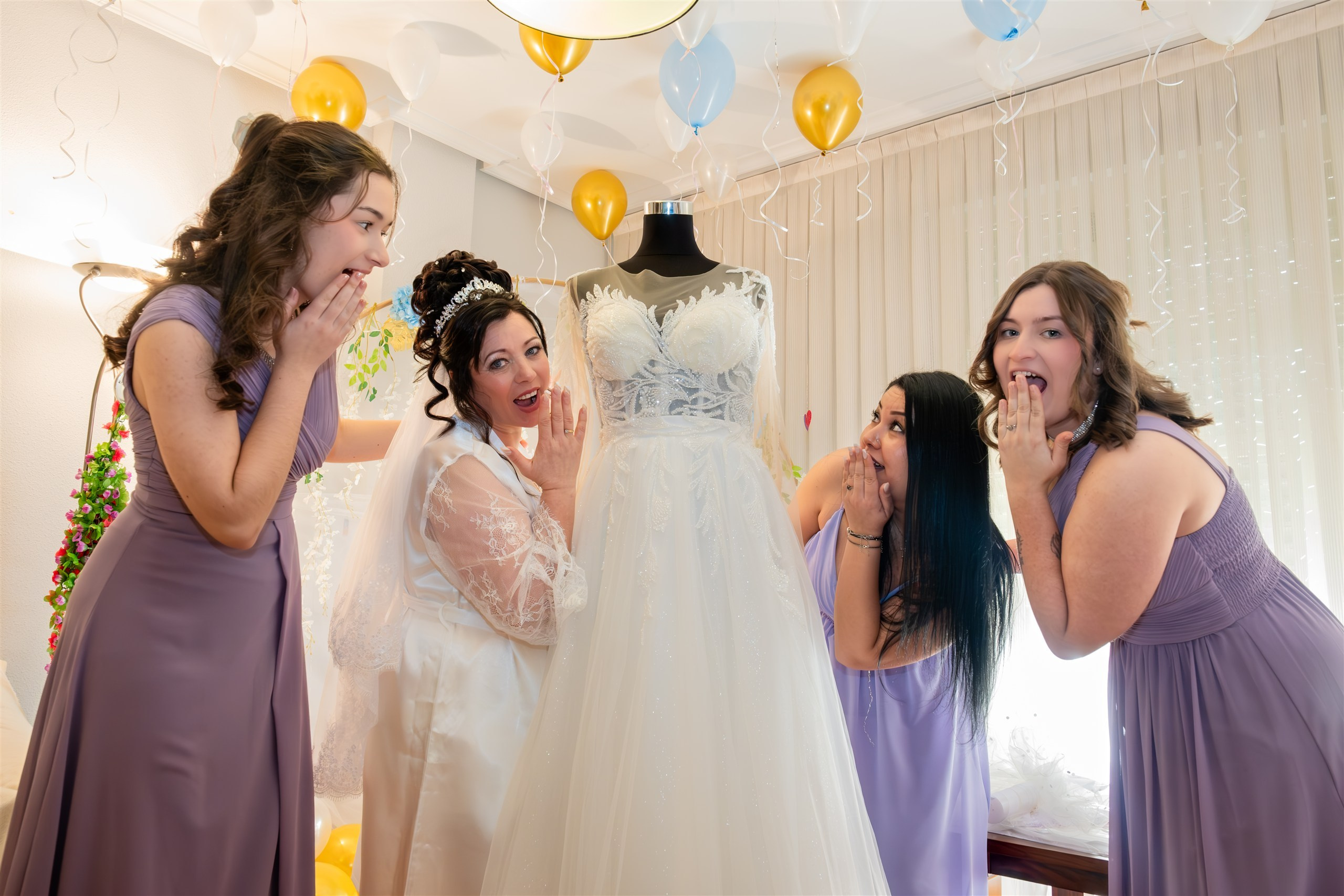 Las damas de honor reaccionan al ver el vestido de novia de Mariana