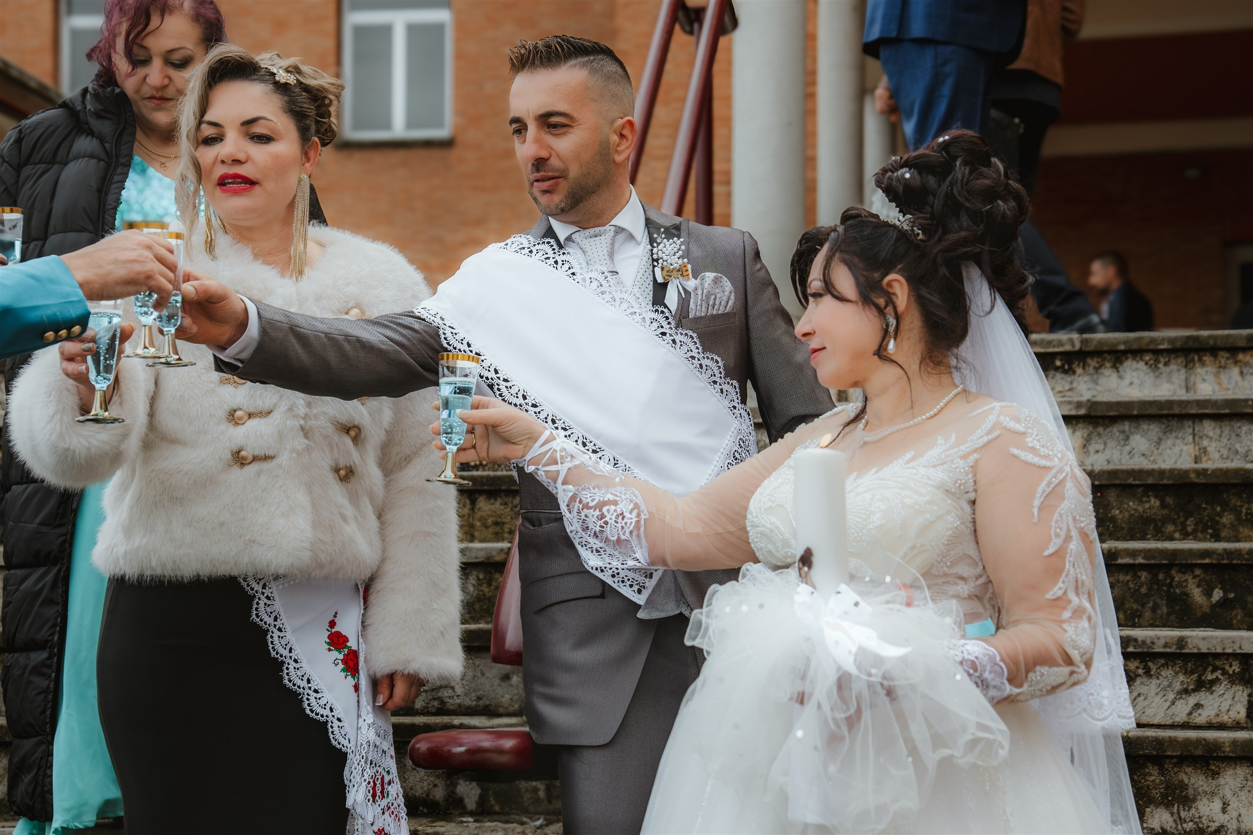 Brindis de Mariana y Adrián con los invitados en las escaleras tras la ceremonia
