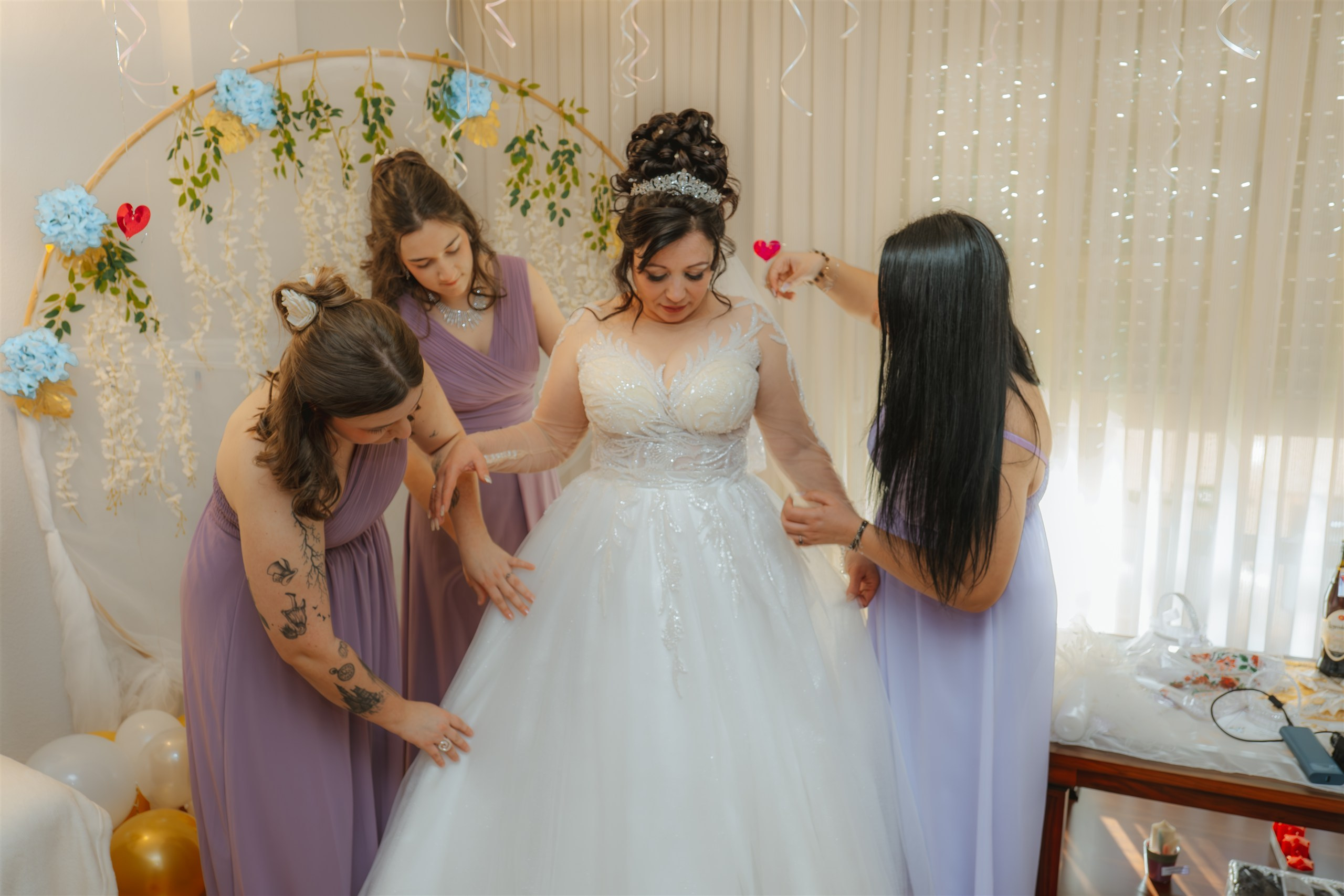 Mariana con sus damas de honor ayudándola a ponerse el vestido de novia antes de la boda en Logroño