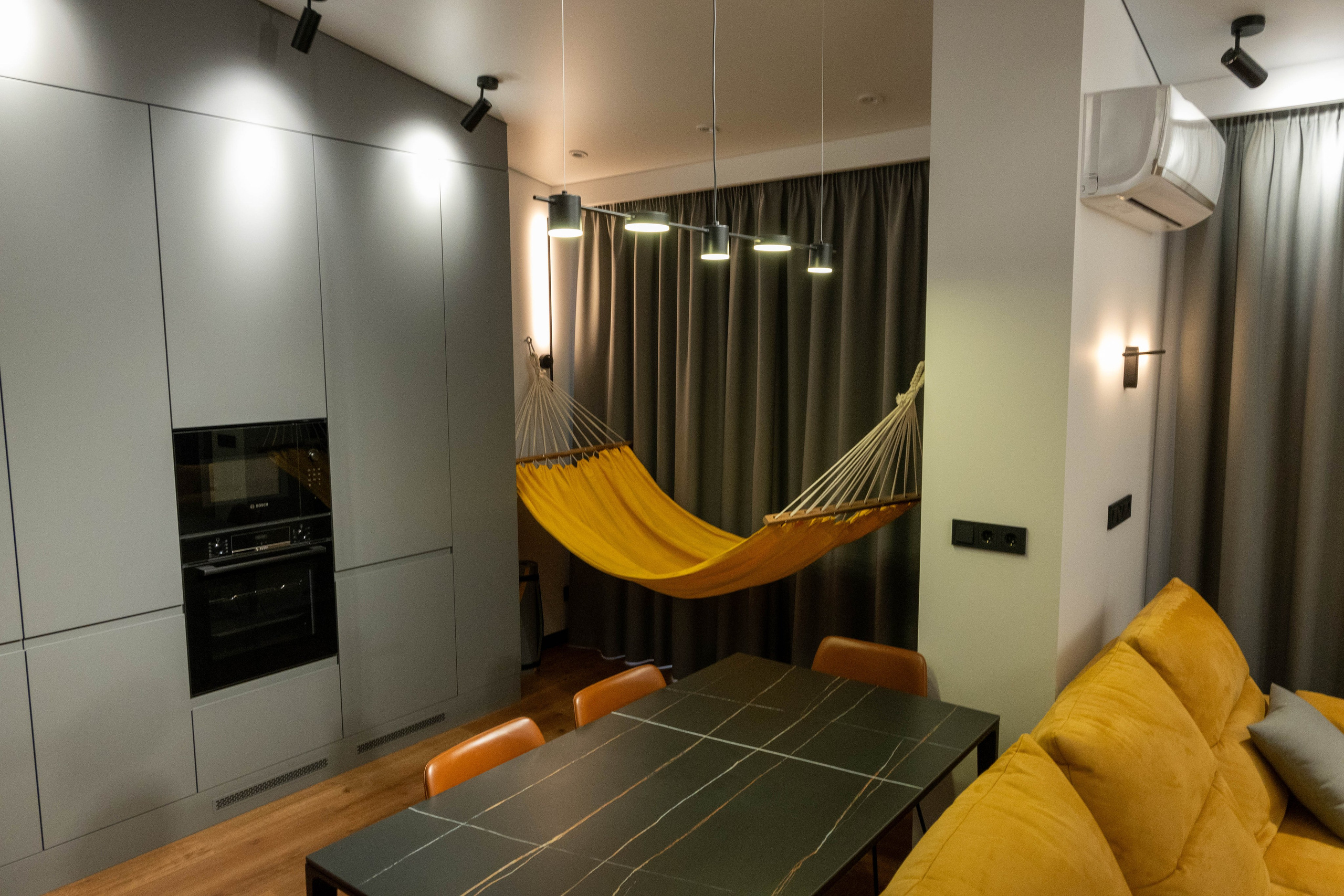 The apartment is on two levels. Fotograf Dmitrii Donets