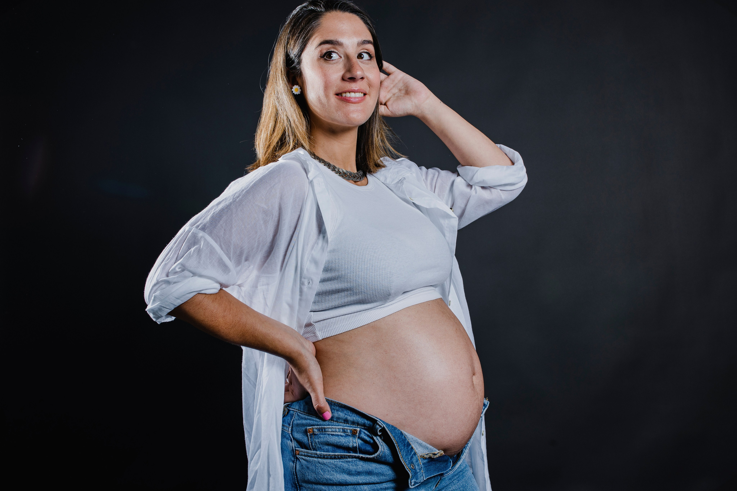 Sesión de embarazo en estudio con poses elegantes – Rainbox, Torrejón de Ardoz