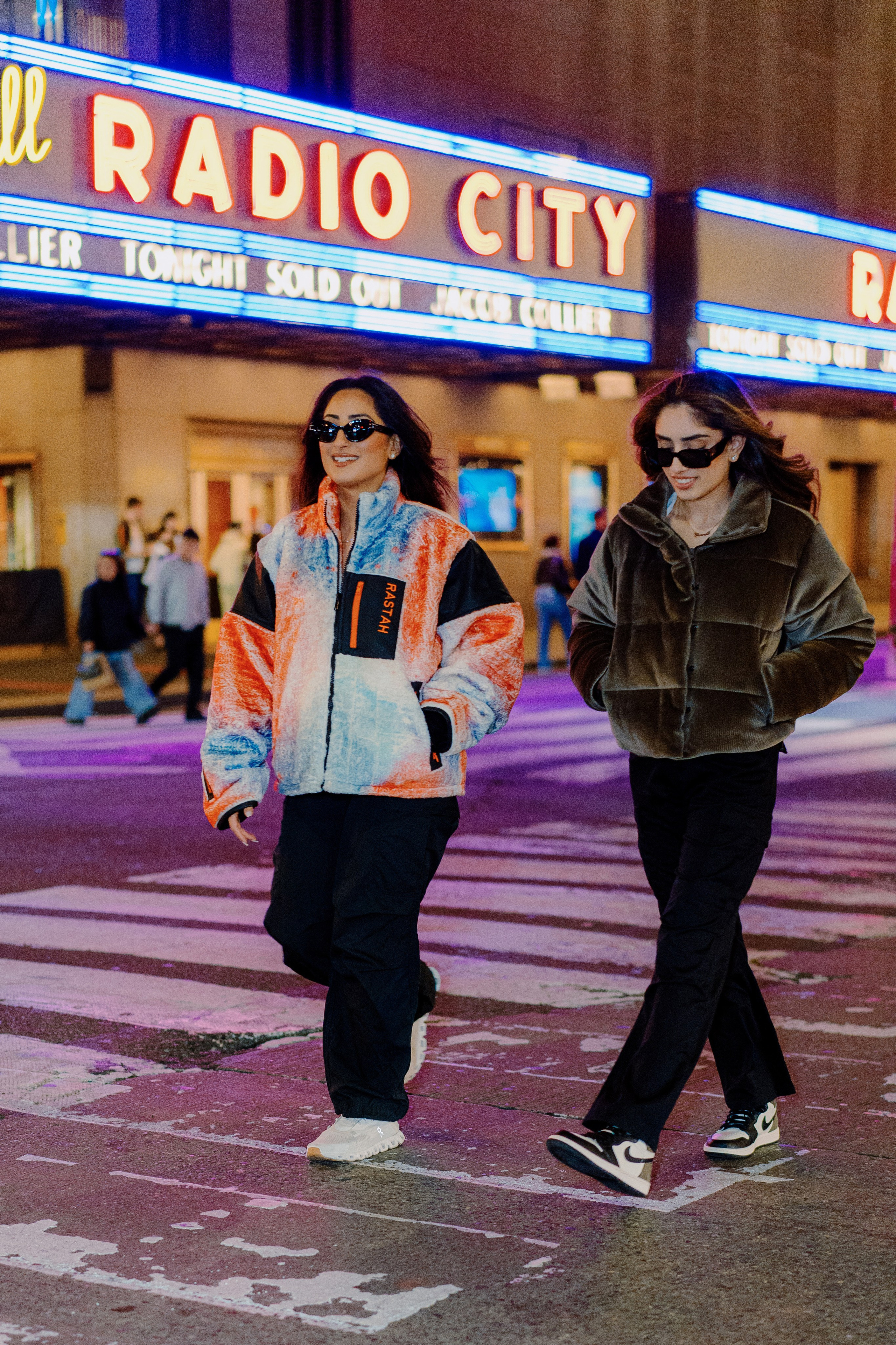 Two sisters in Times Square. Videographer and photographer in New York // MAKAROV.VIDEO
