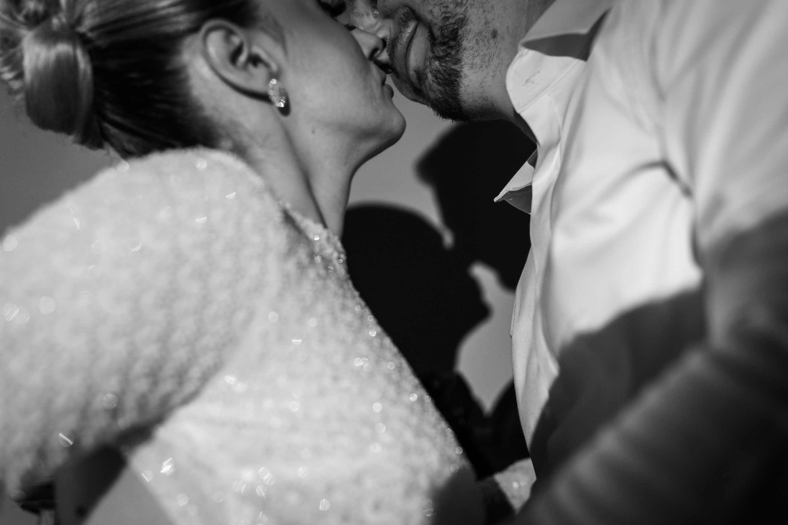 Cununia civilă a lui Tudor și Mădălina – eleganță, emoție și lumină. Event, portrait, and lifestyle photographer