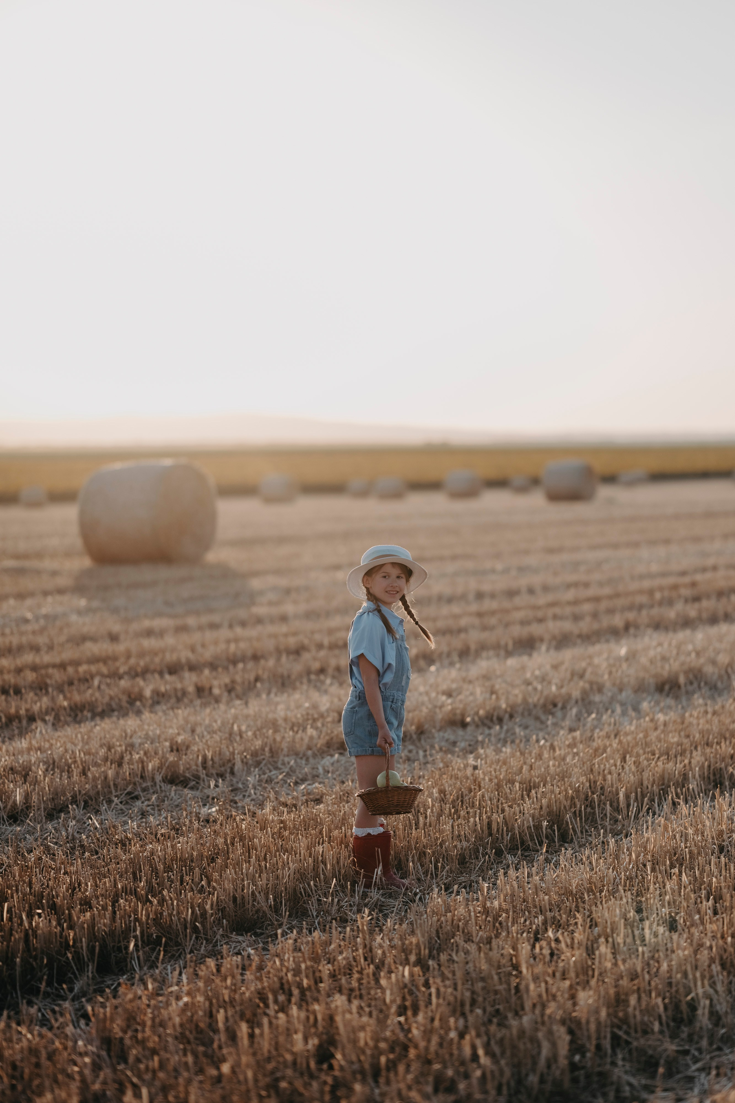 Letnje fotografisanje u polju suncokreta i sena. Deciji i porodicni fotograf u Beogradu Oksana Skendzic