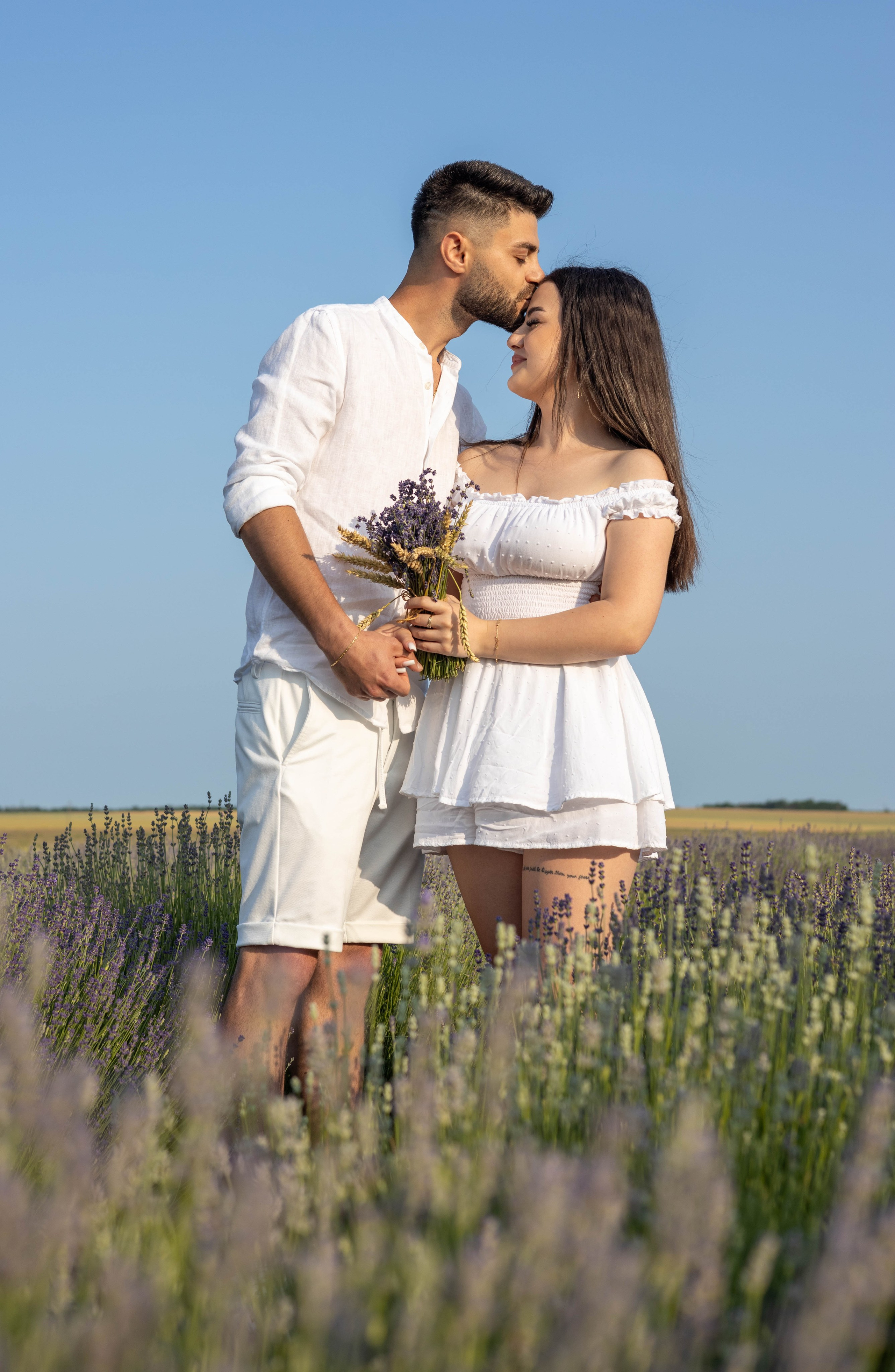 Ședință foto de cuplu în lanul de lavandă | Andrei & Bianca Photography