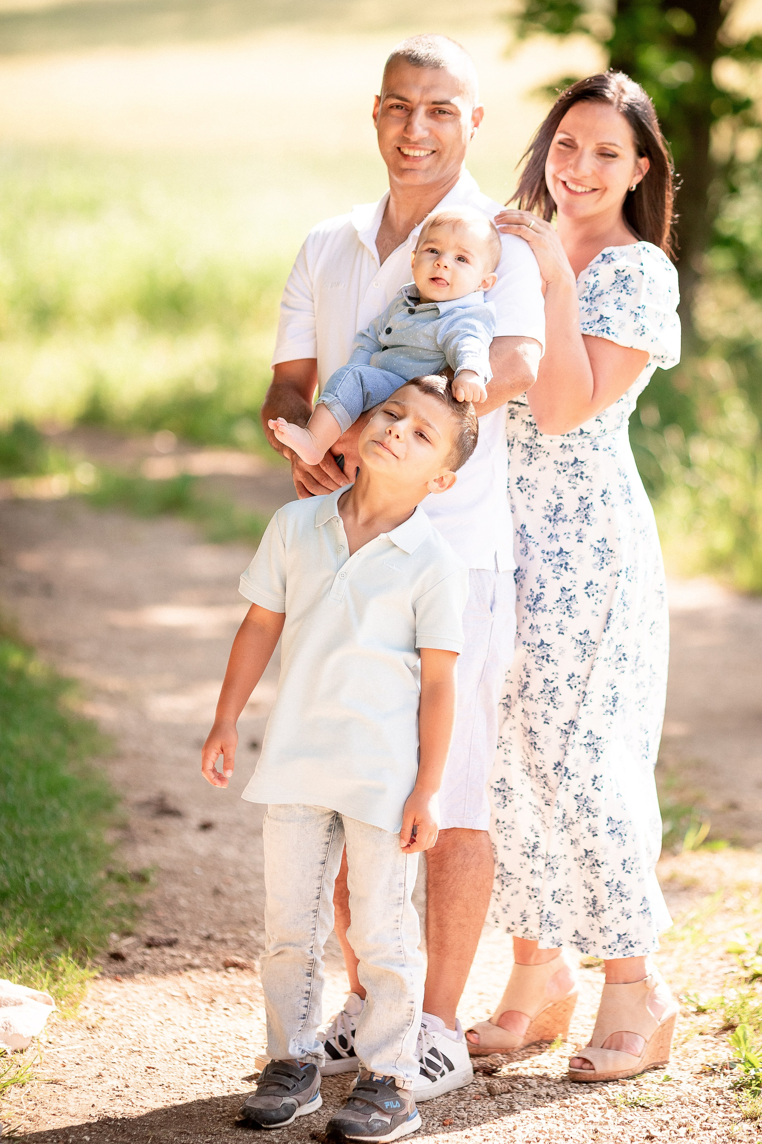 Natürliche Familienbilder am Sommer. Professionele fotografin in Münsingen Olesia Wegele