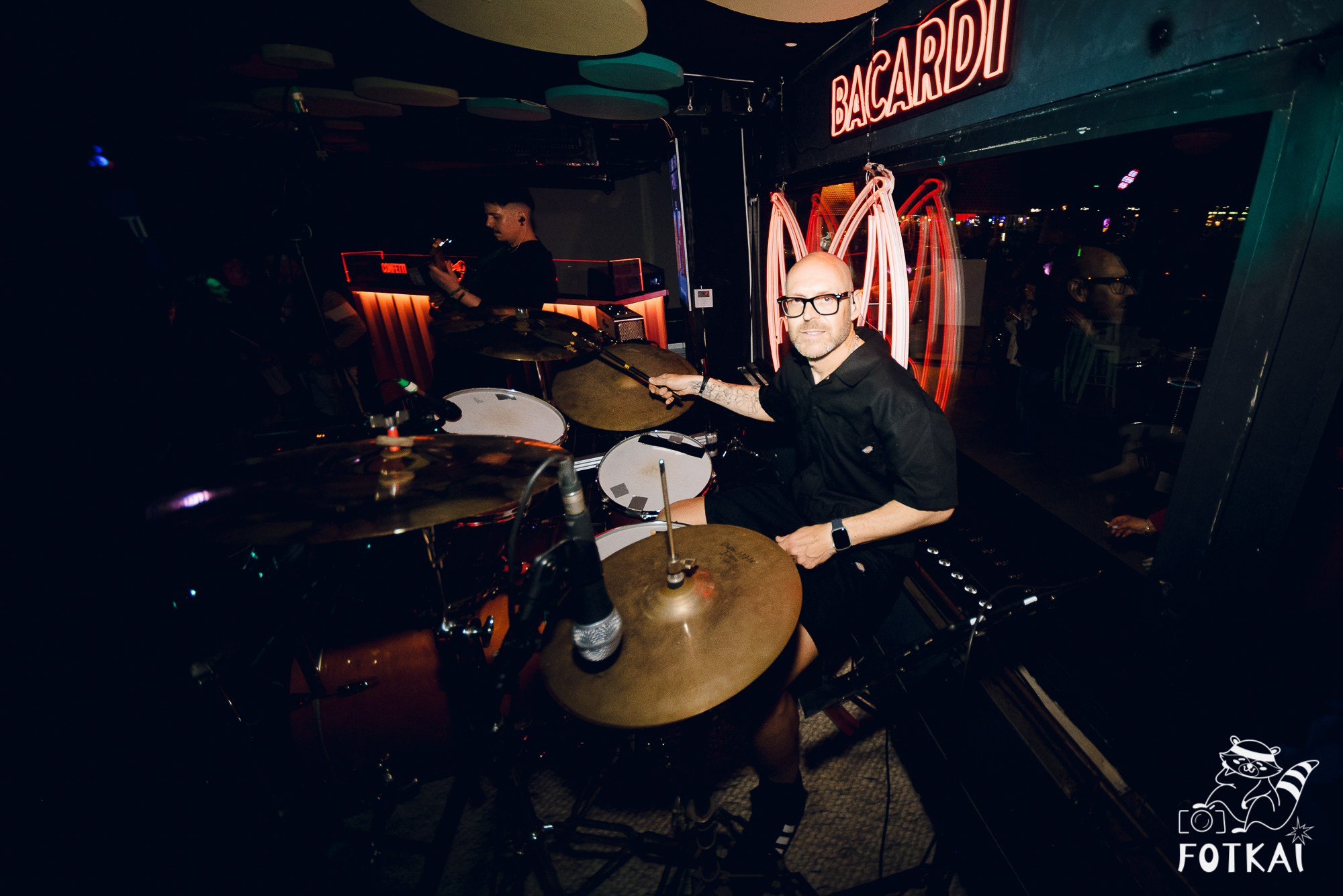 Концерт Delyrio в Confetti Playa Alicante — живое выступление группы, февраль 2026 | FOTKAI