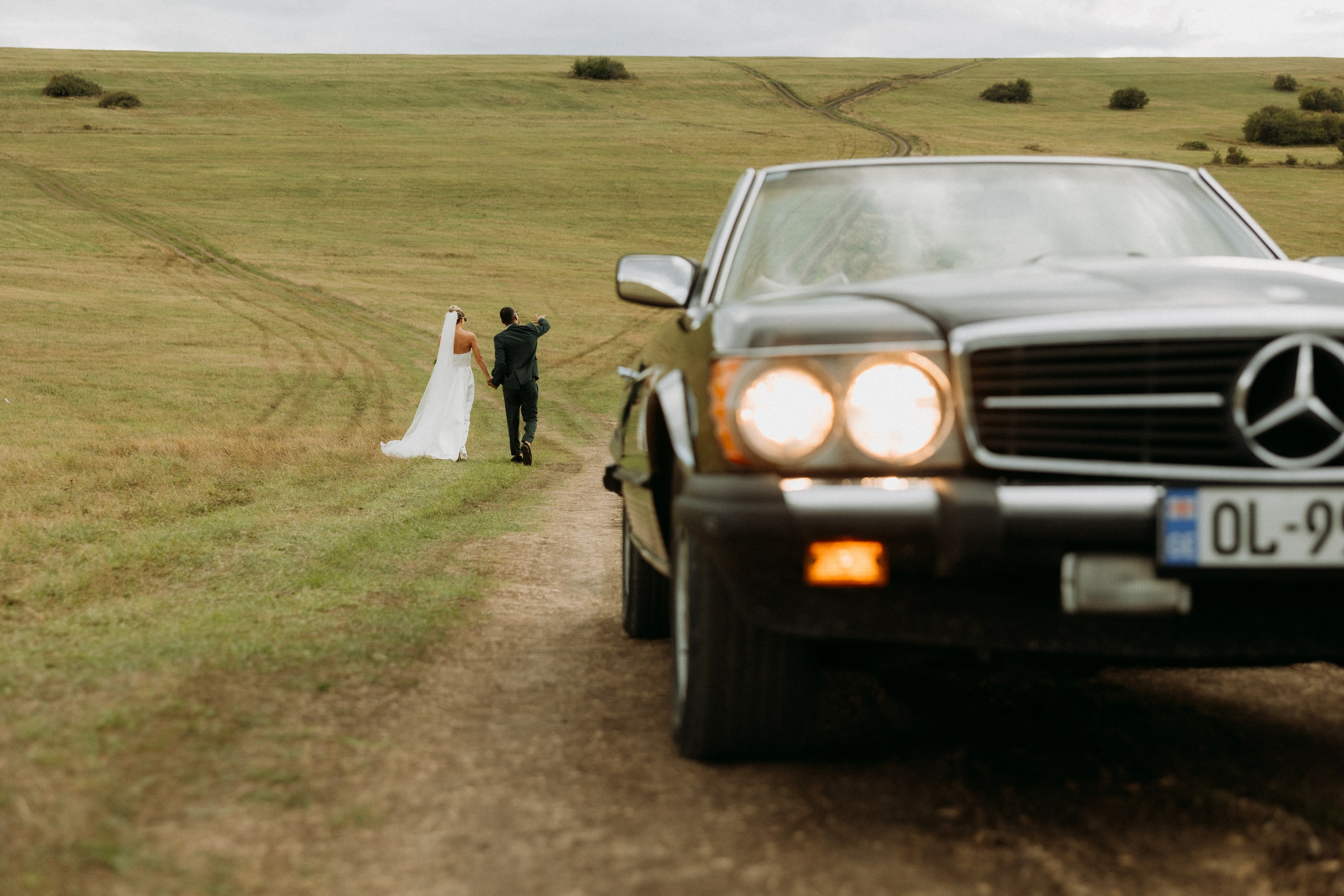 Wedding day with retro car. Wedding photographer in Tbilisi Ioseb Mamniashvili
