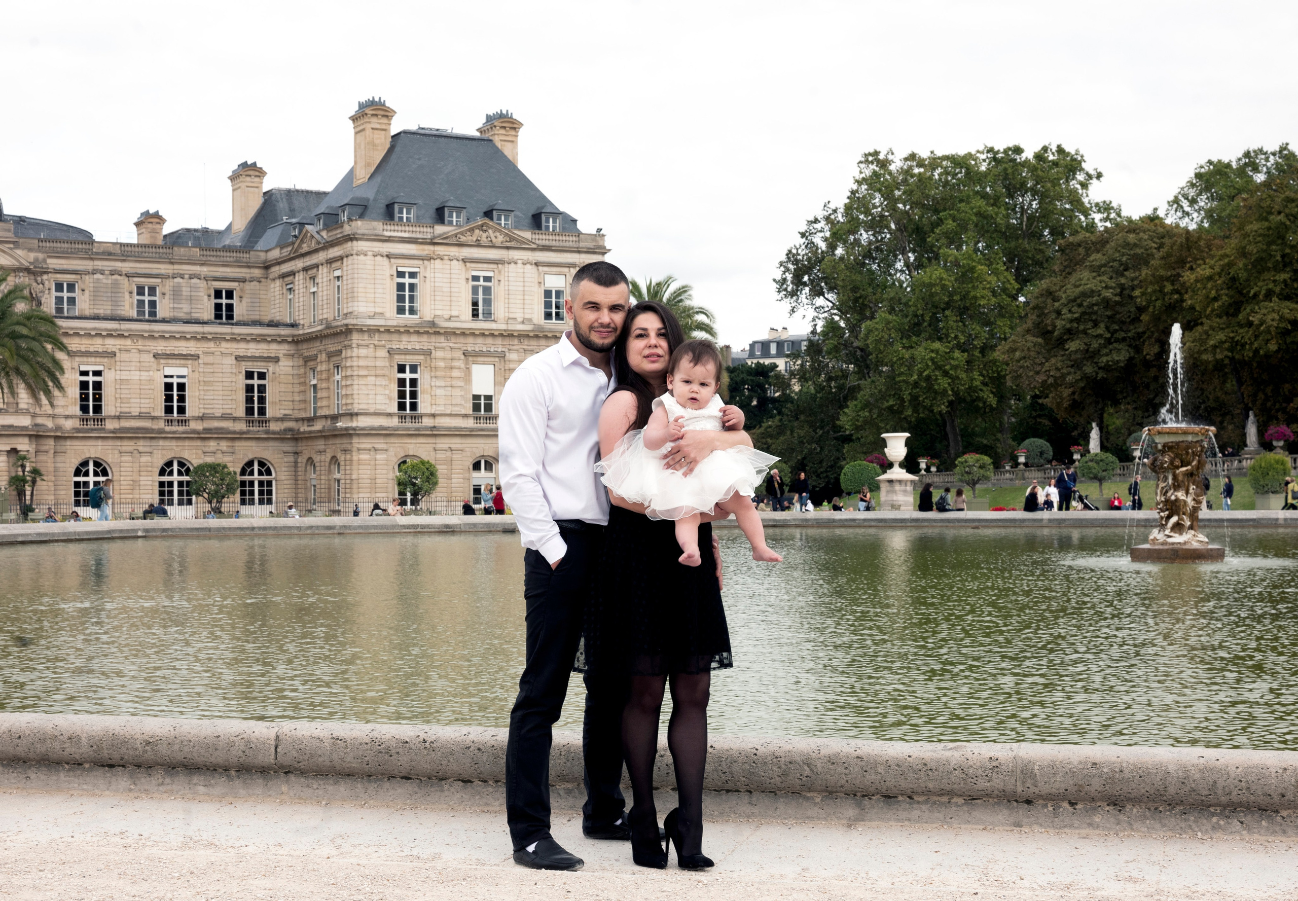 Family photoshoot in Paris. Alina Tagzieva- a photograper in Paris