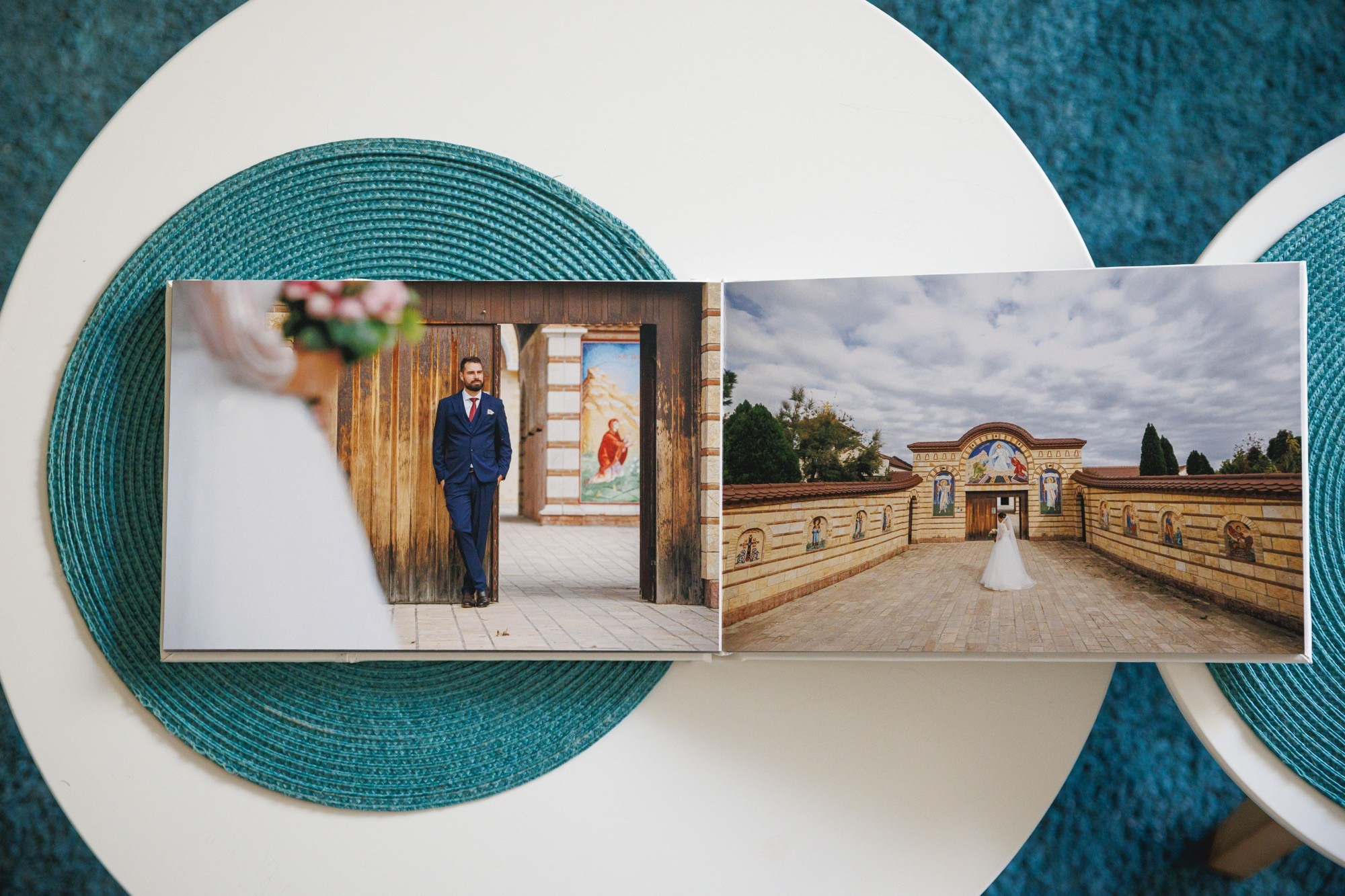 Otvoren wedding photo book sa fotografijama mladenaca ispred pravoslavne crkve, profesionalni dizajn albuma.