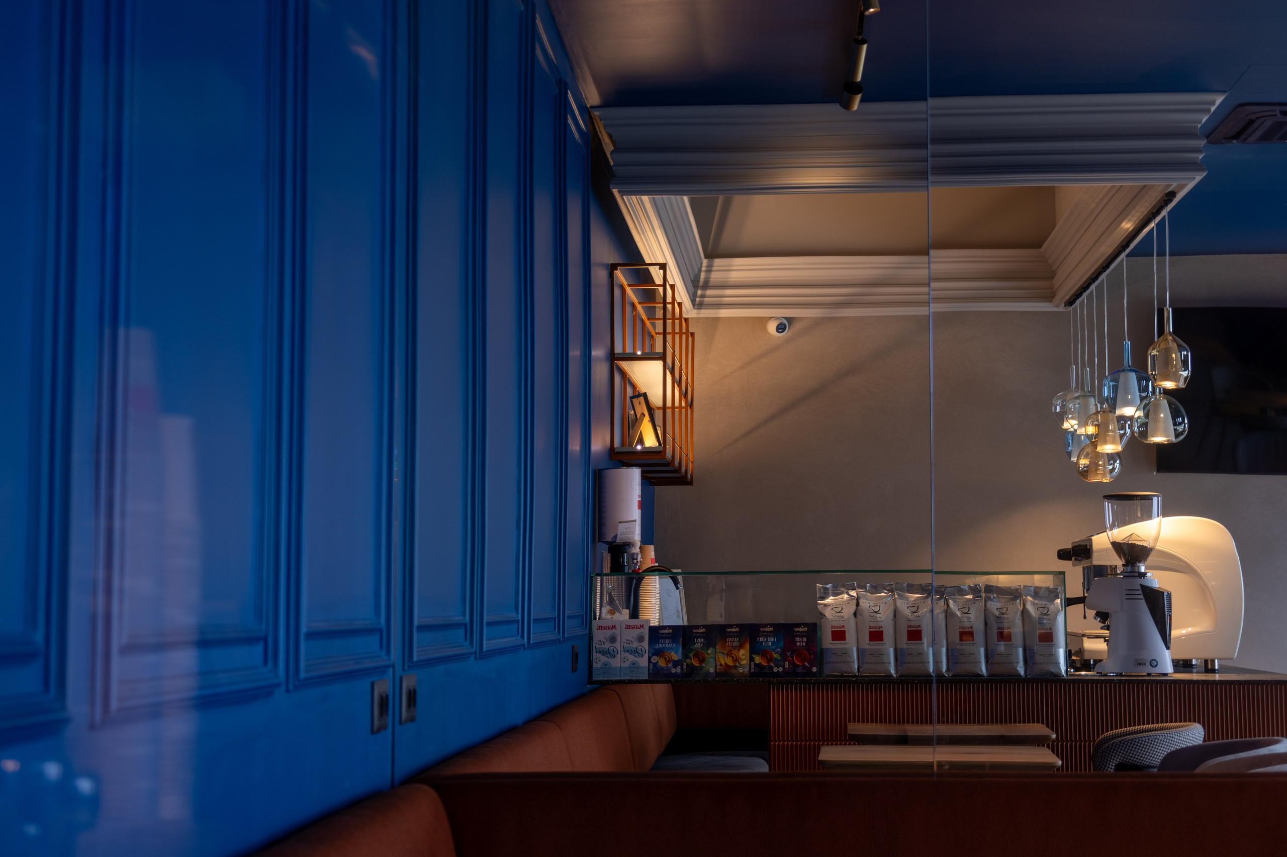 Cafenea “Monte Carlo” Buhuși. Fotograf. Lucrez cu oameni, produse și spații. Portret și fotografie creativă. Bacău, România. Lidia Savinoiu