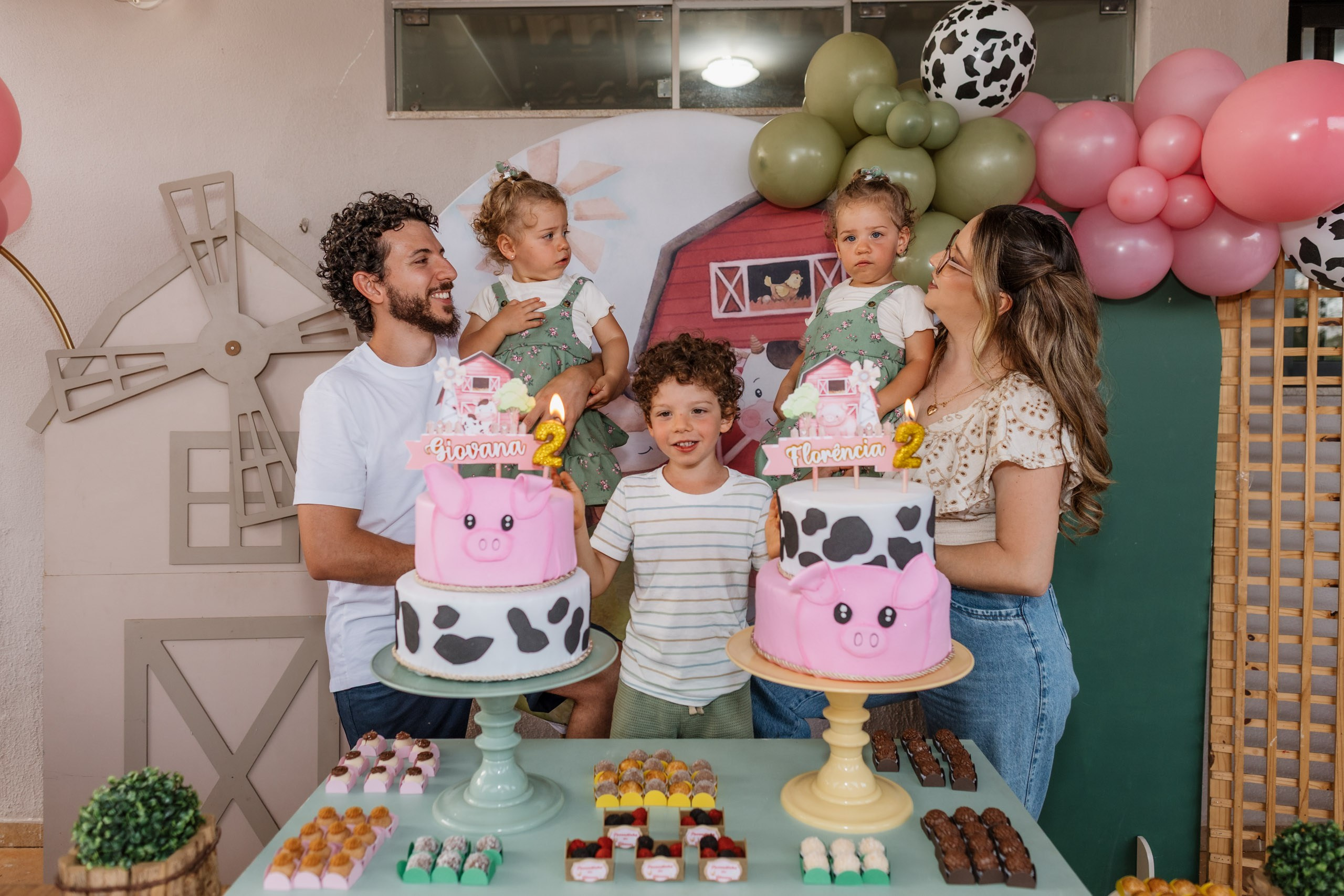 família canta parabéns em festa infantil