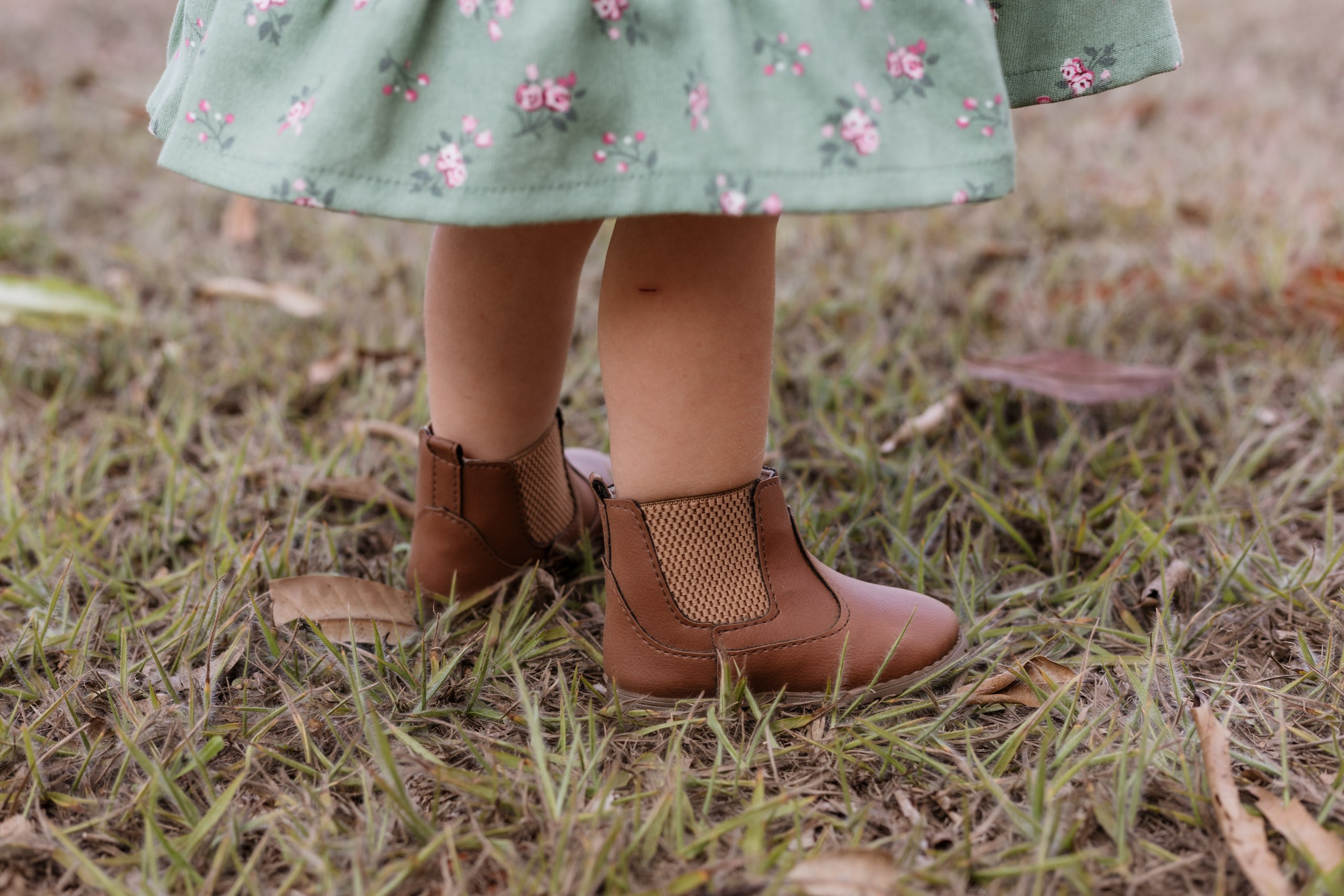 detalhe da bota da criança de 2 anos