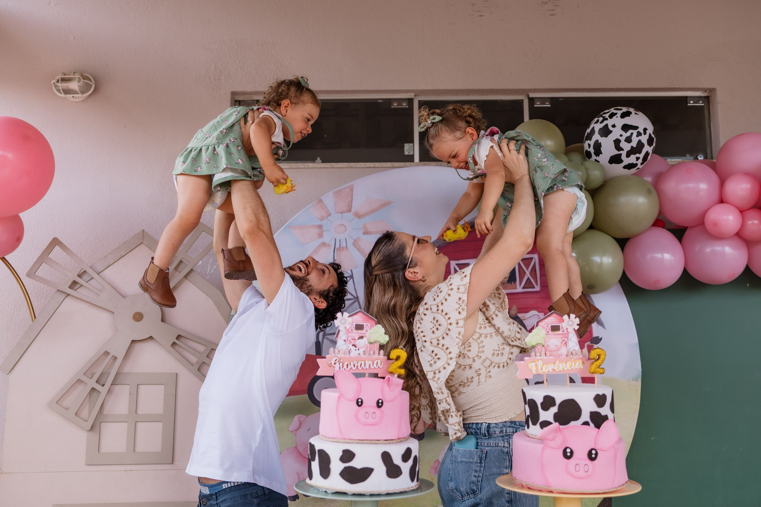 pais brincando com filhas em festa infantil