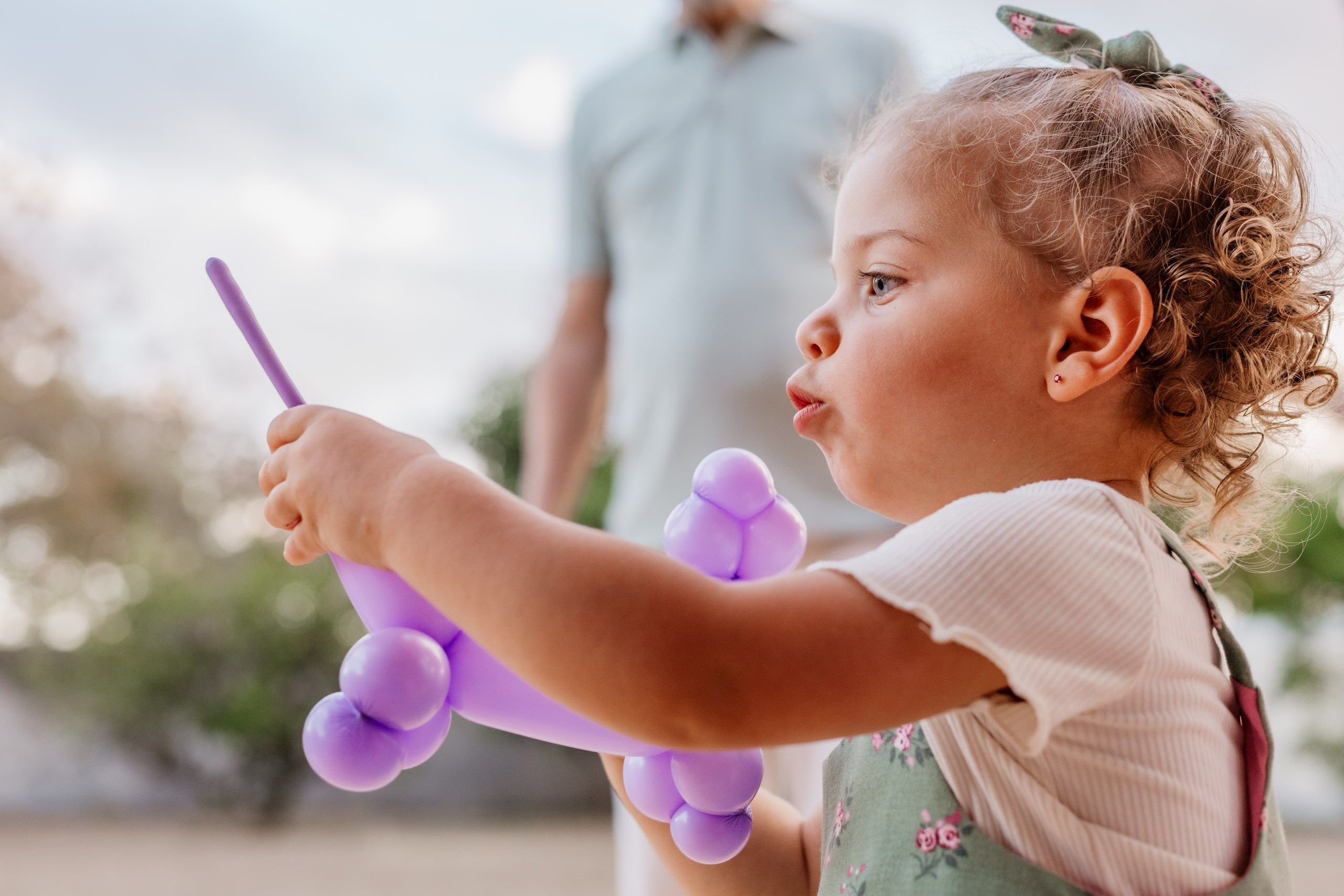 menina com cachorro de balão
