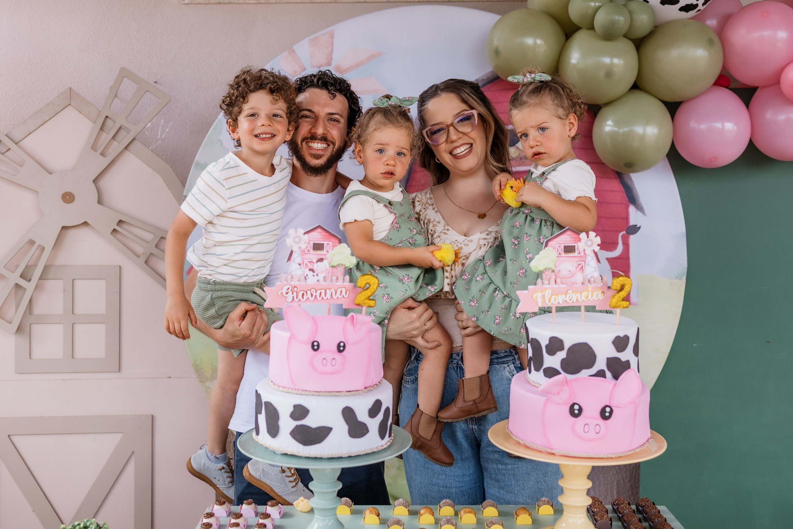 família reunida em festa de aniversário