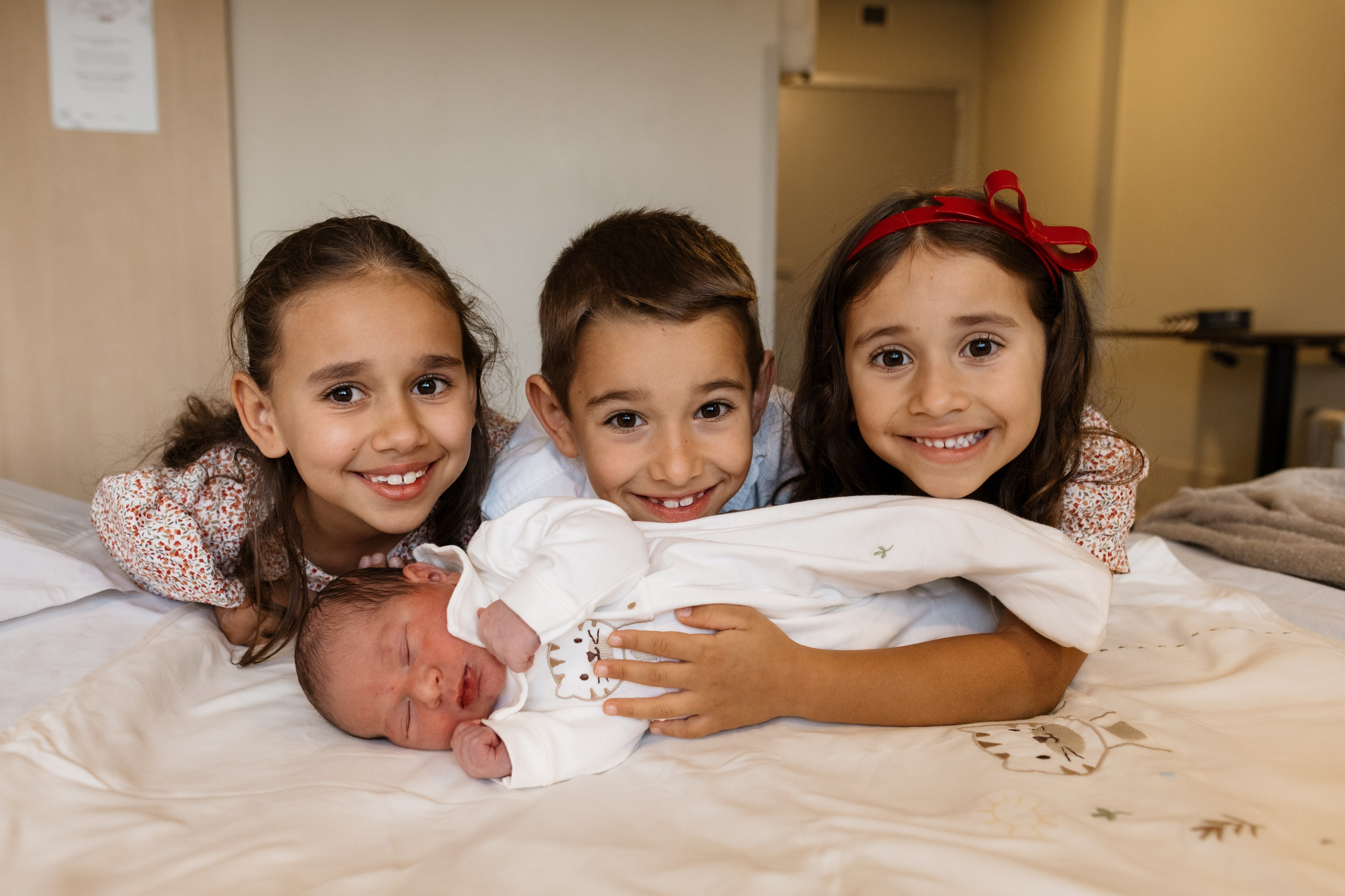 irmãos com bebê recém-nascido
