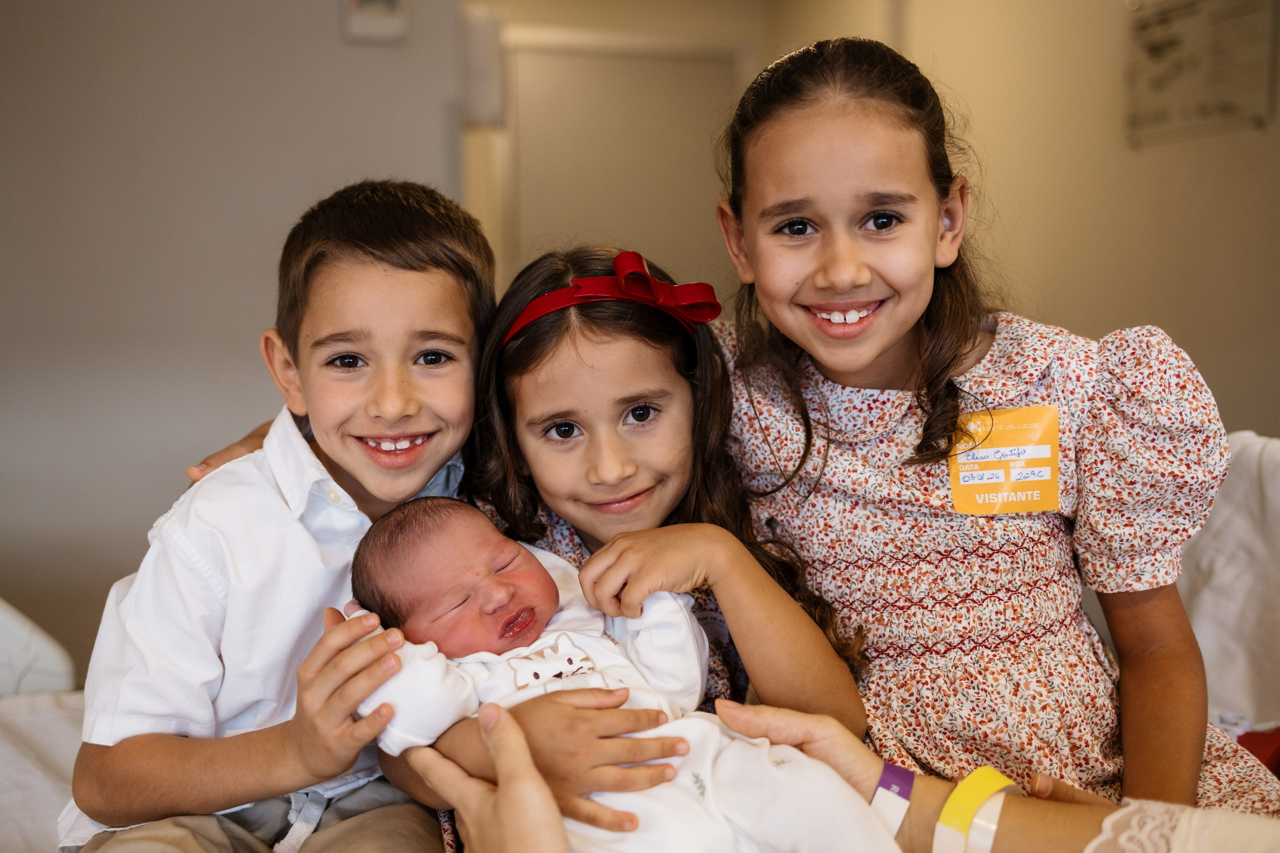 retrato família de irmãos com recém-nascido