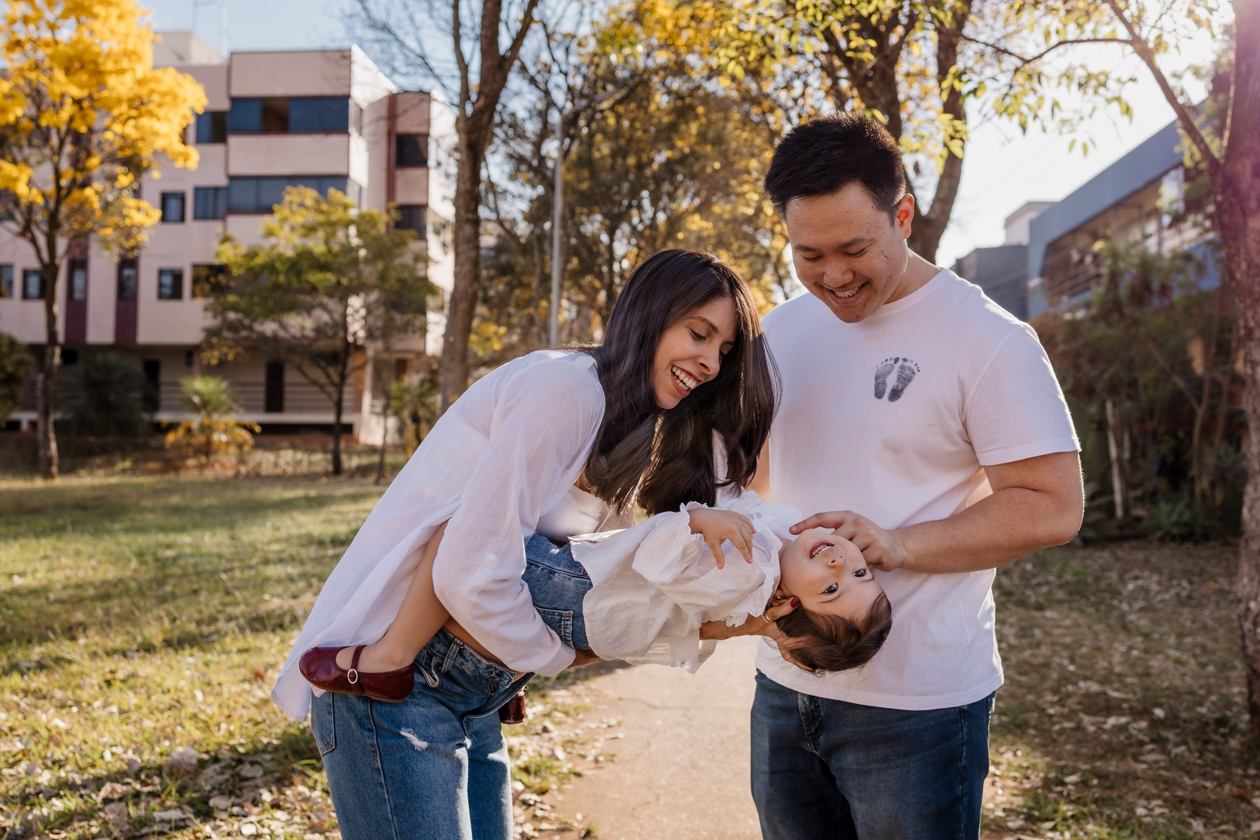 Brincadeira com filha em ensaio gestante