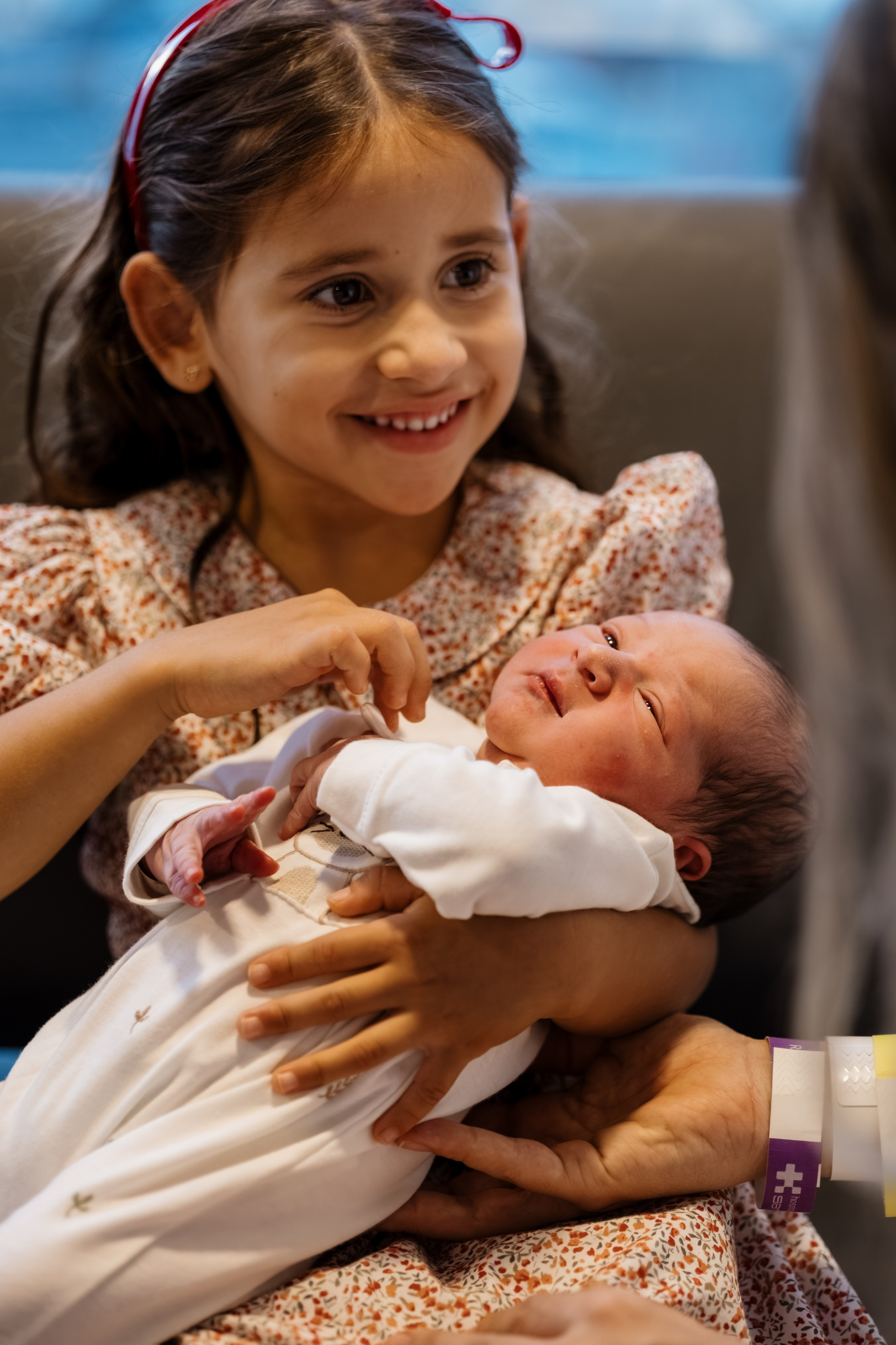 irmã mais velha com bebê