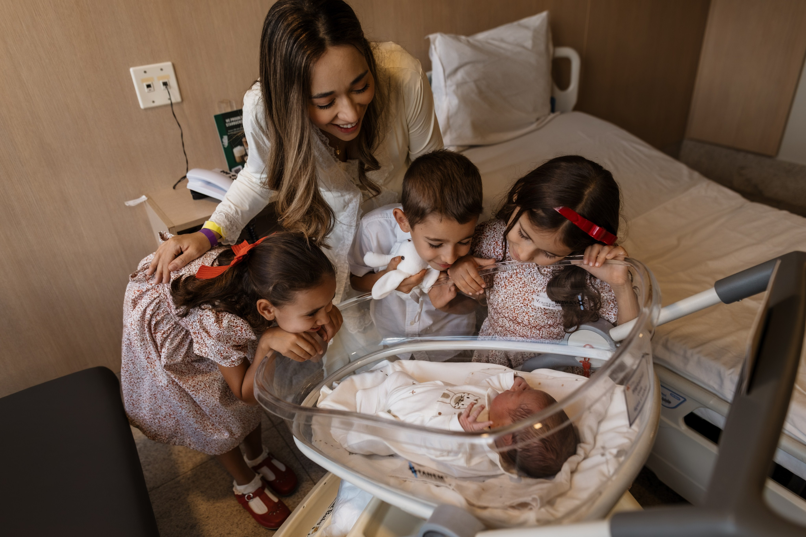 família olha o mais novo em maternidade