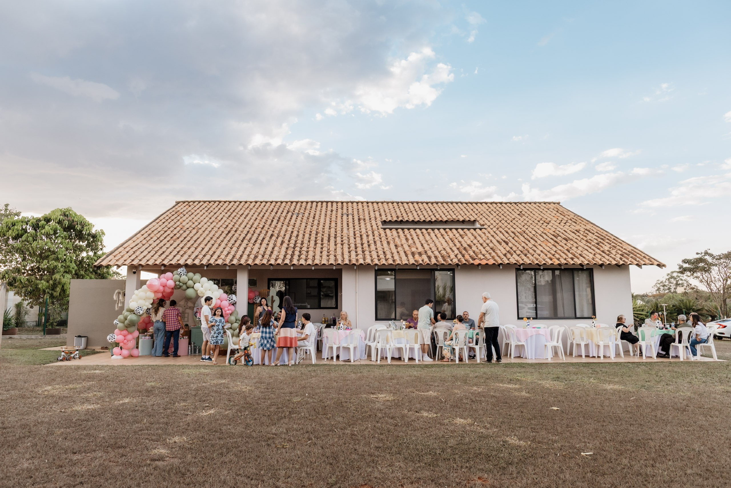 casa e quintal em dia de festa