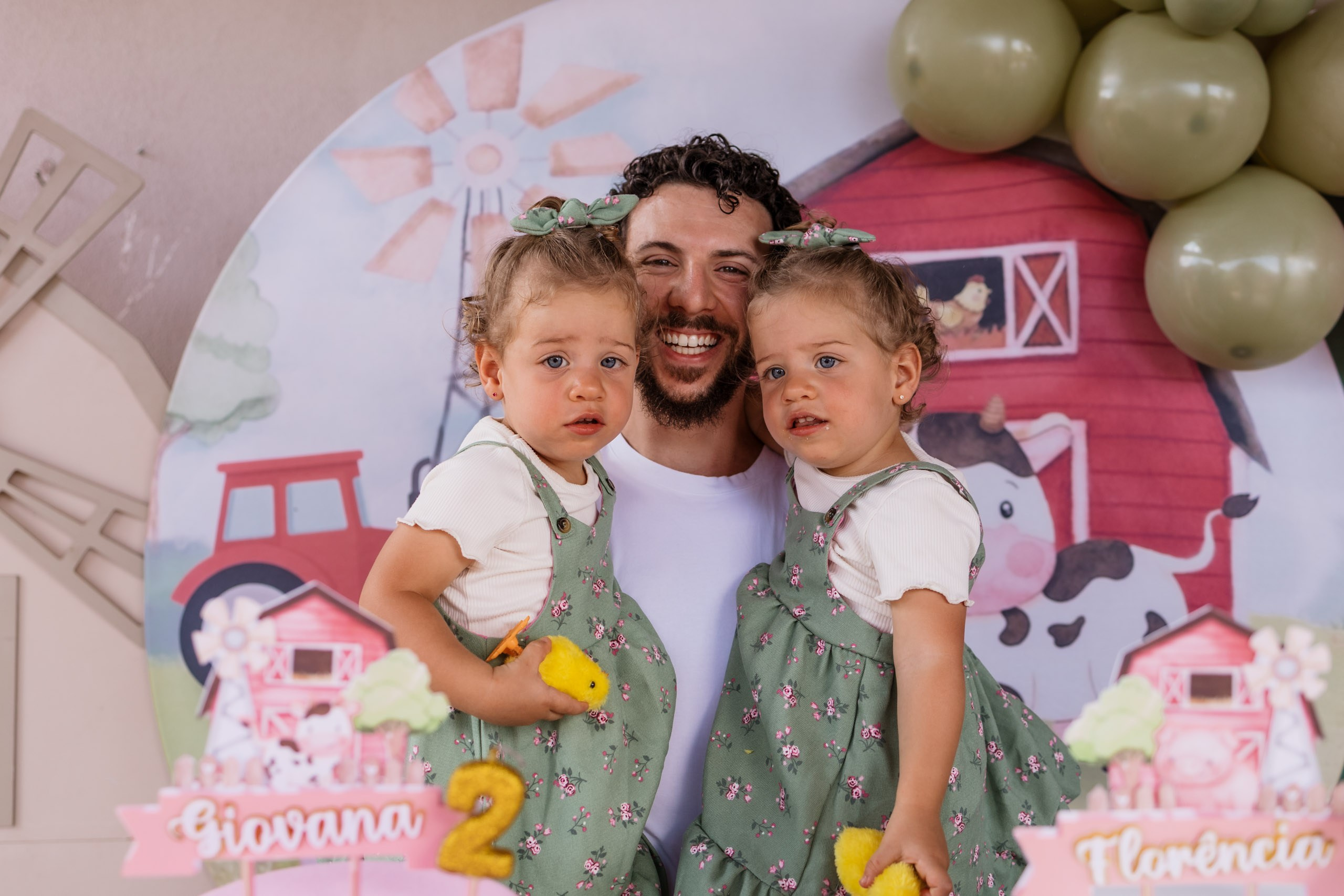 pai com as gêmeas em decoração da festa