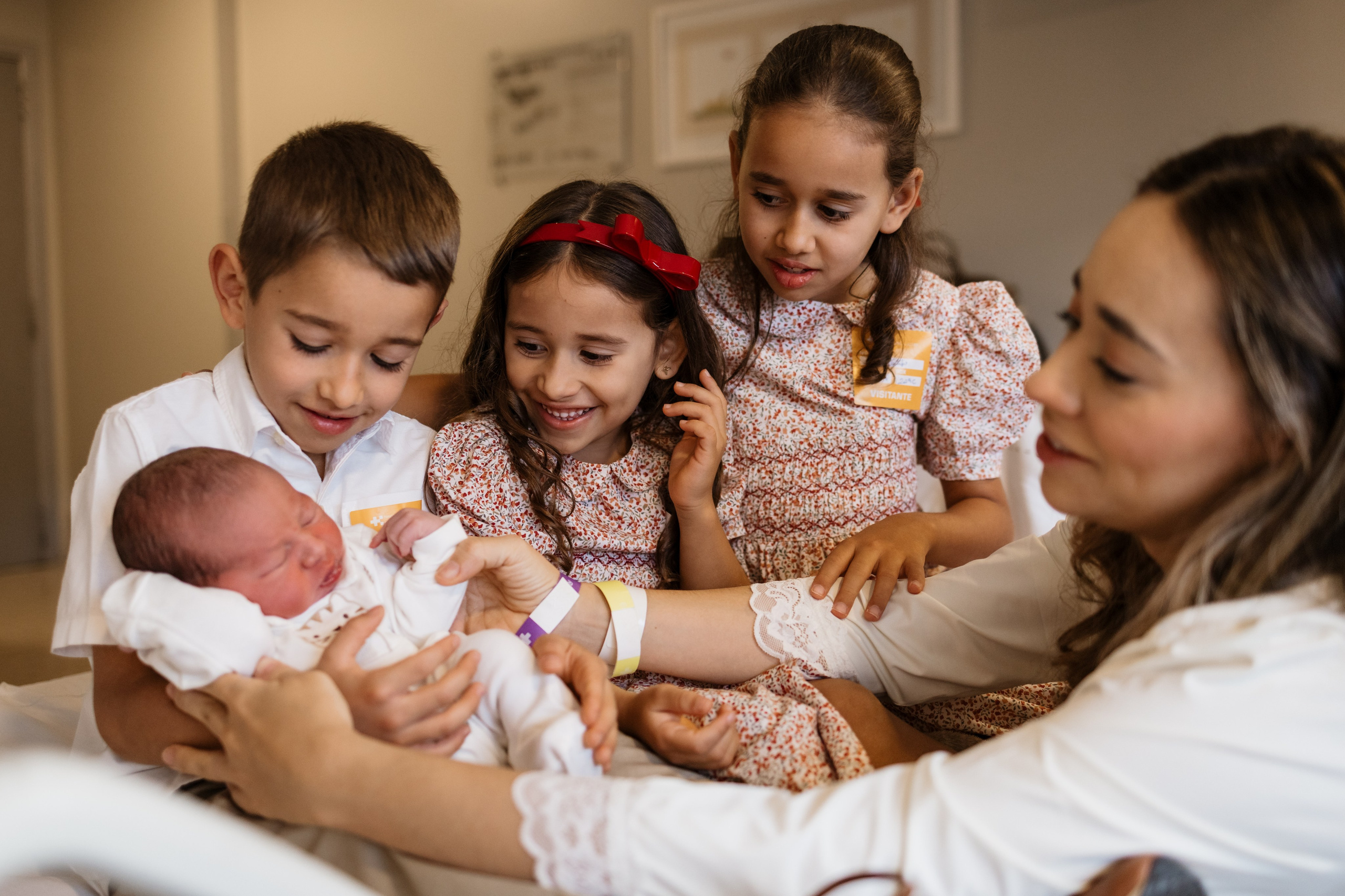 mãe com filhos no pós parto