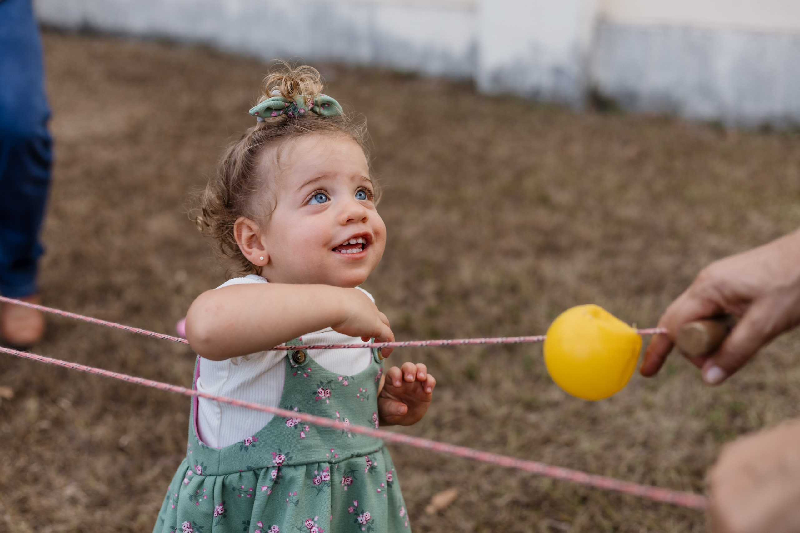 menina brincando no seu aniversário